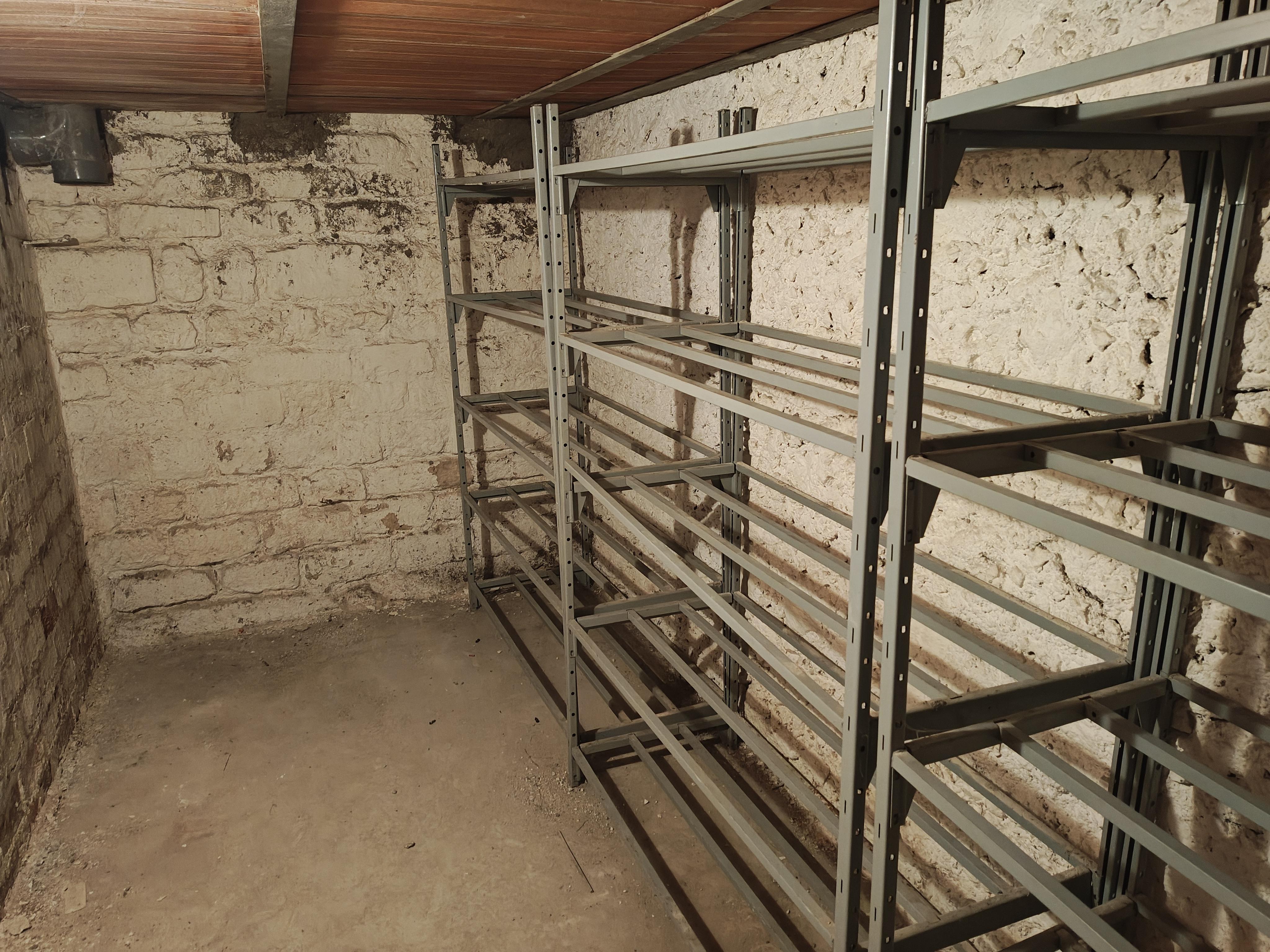 Cave aux Gobelins + Eventuellement domiciliation avec boite