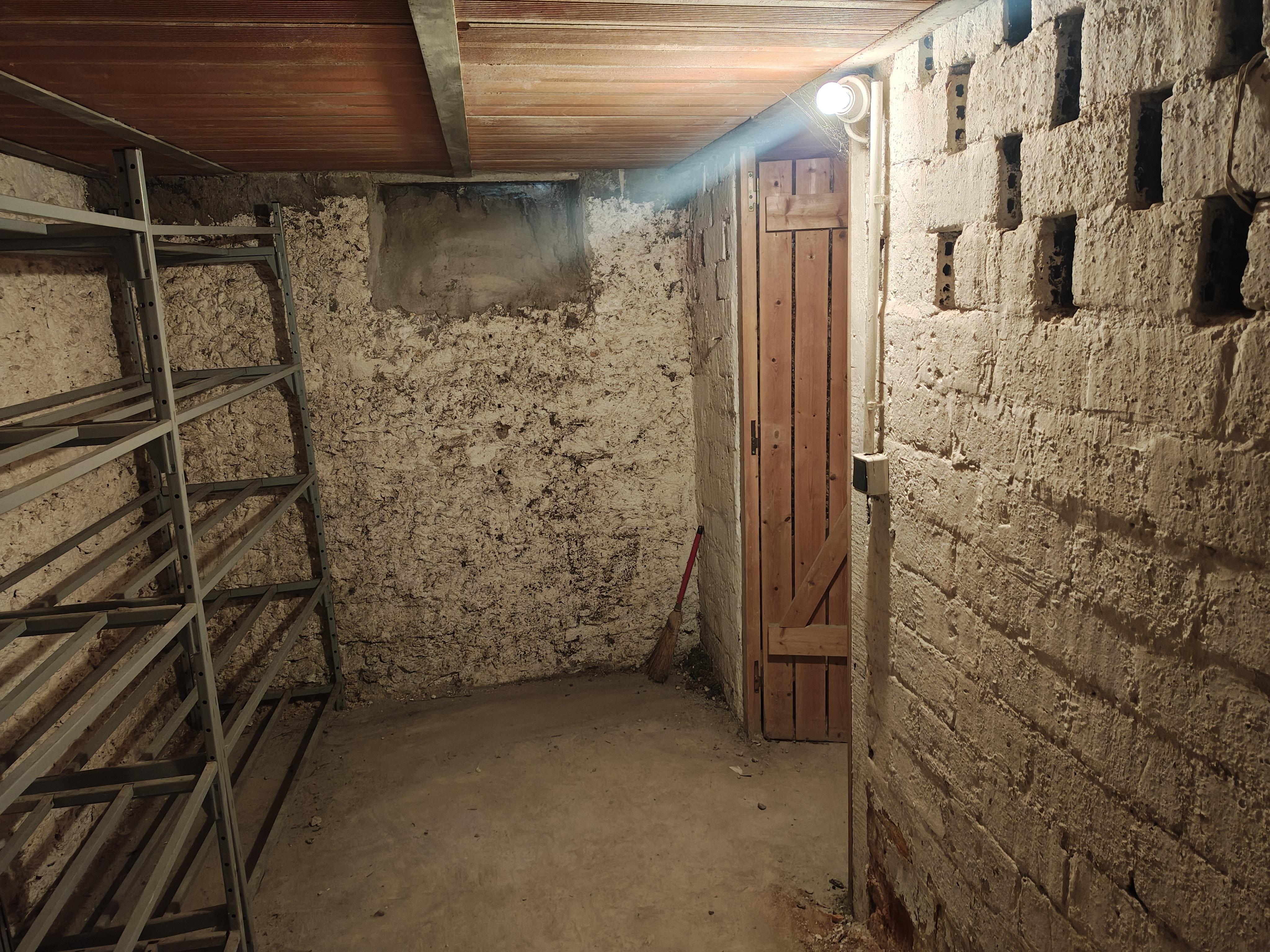 Cave aux Gobelins + Eventuellement domiciliation avec boite