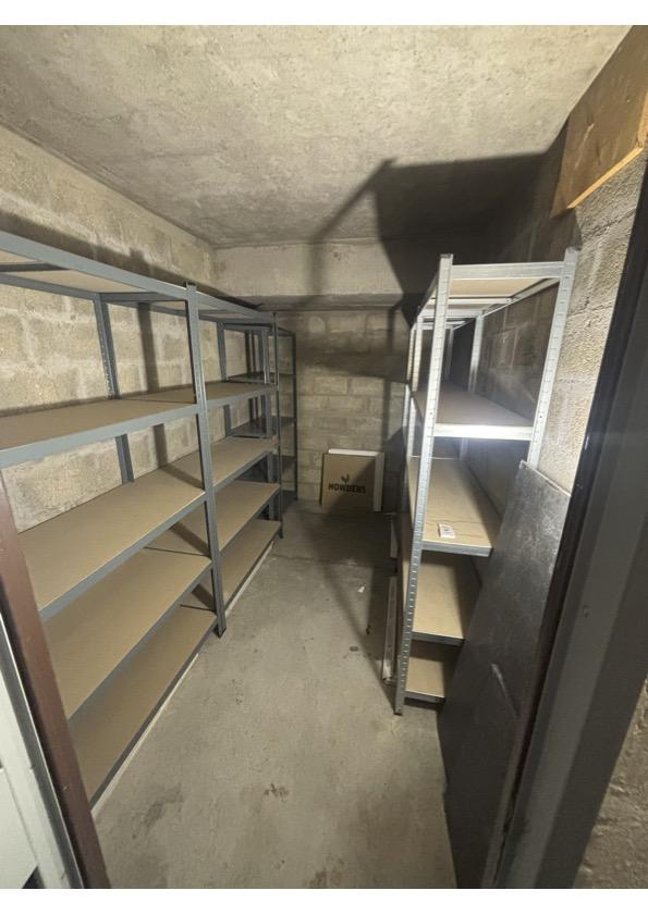 Cave entièrement aménagée, très saine dans immeuble années
