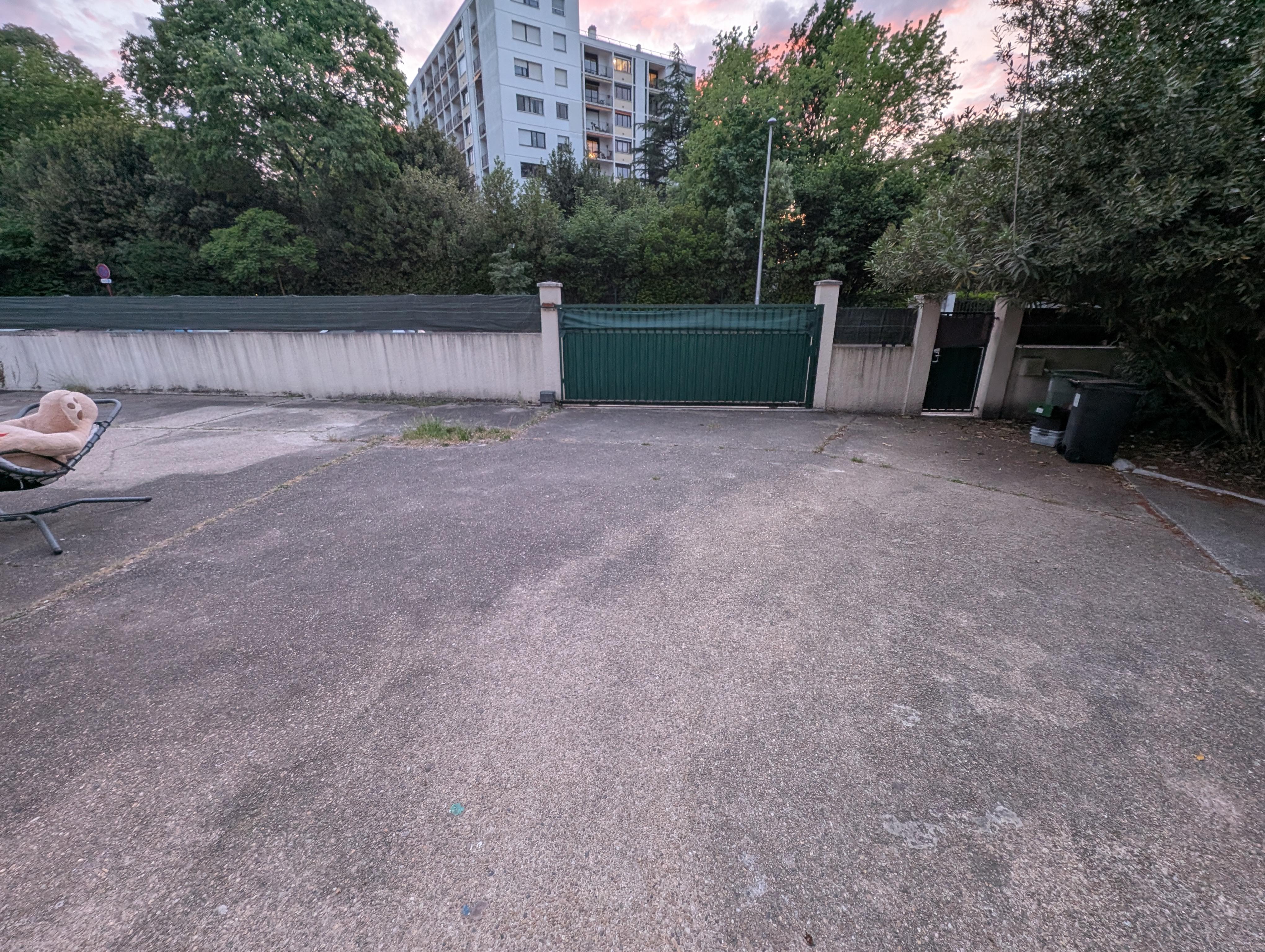 🚲🛵 Grand espace sécurisé de 250 m² –