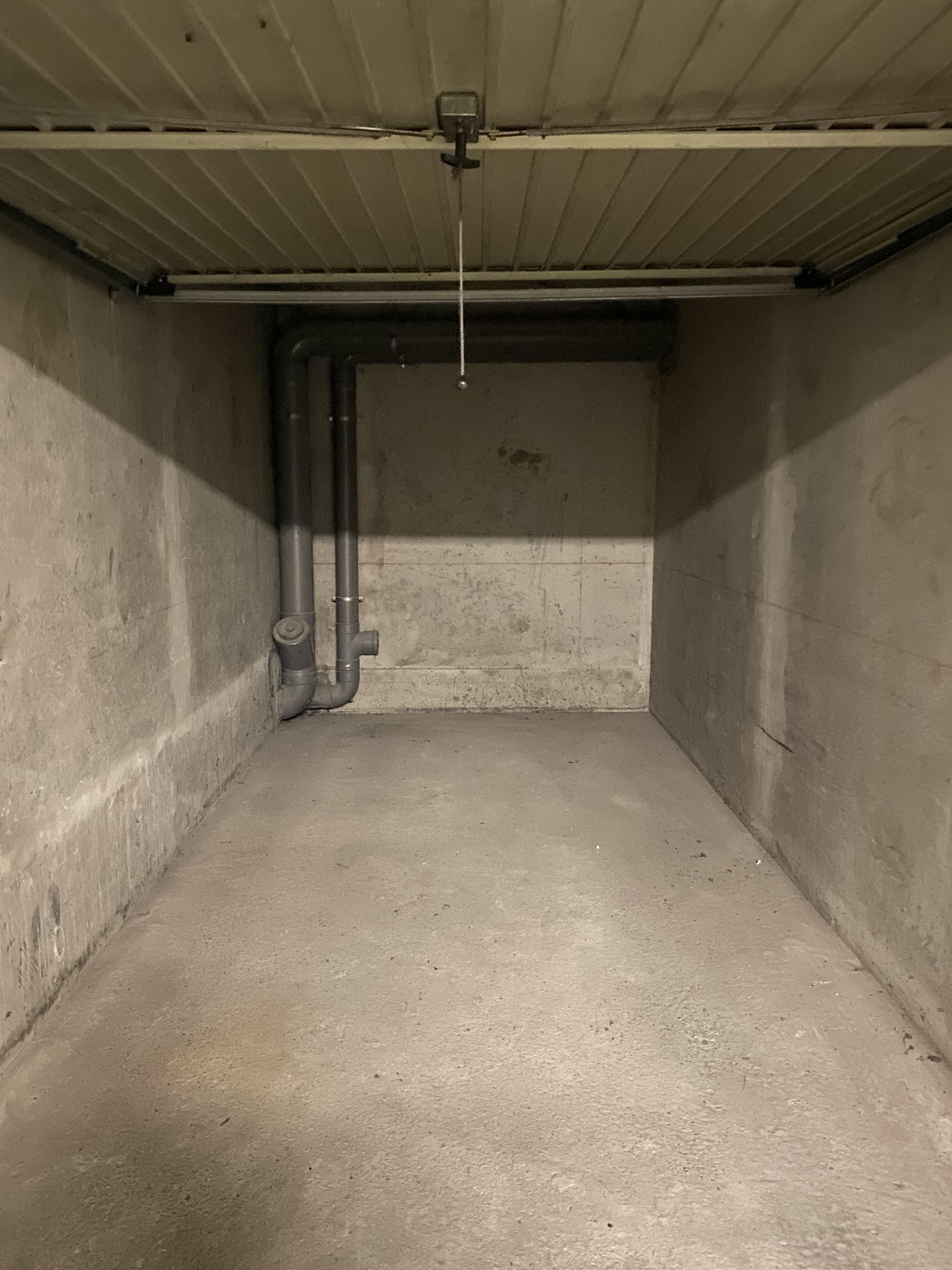 OULLINS CENTRE Box garage 12m2 parking souterrain