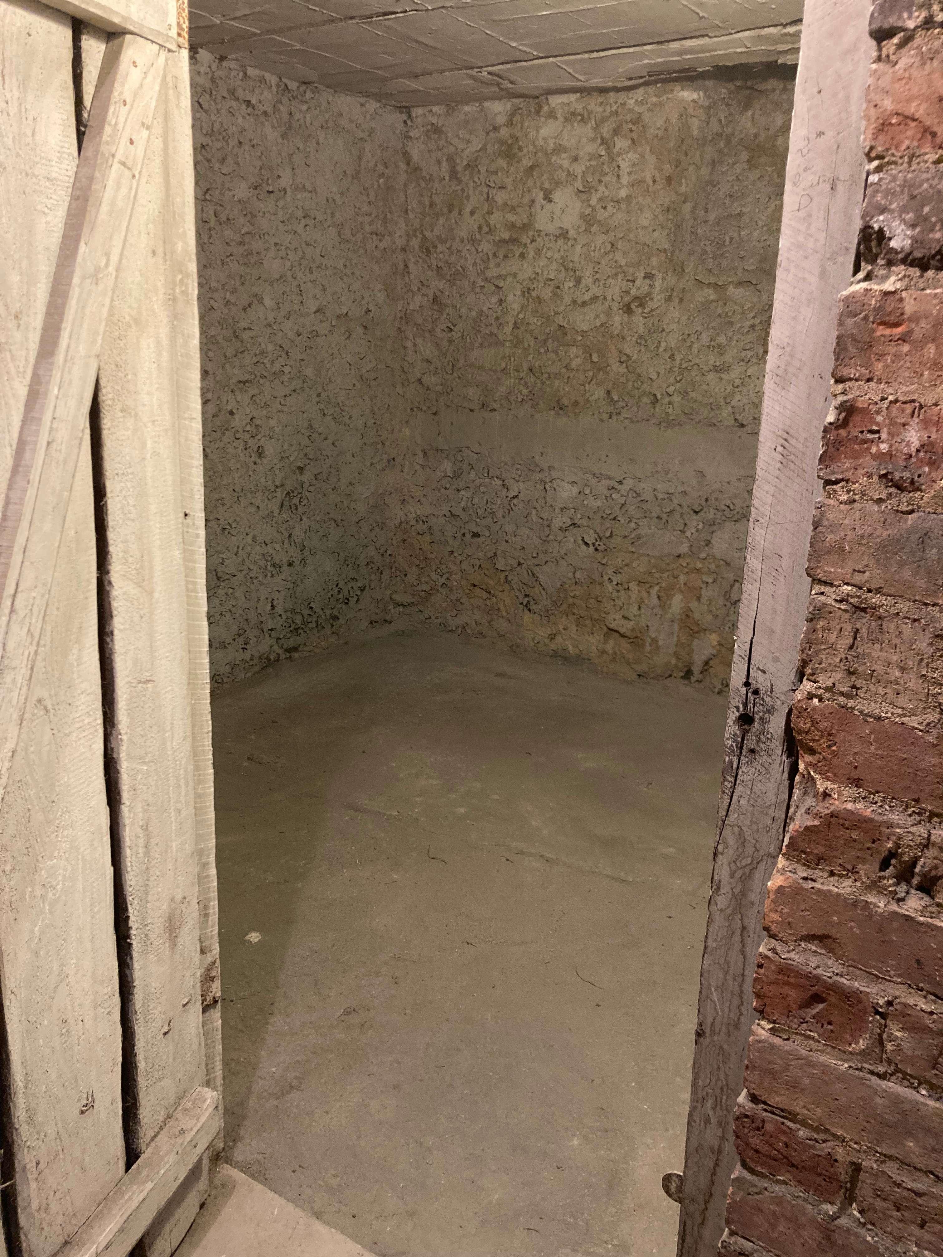 Cave 10 m2 sol bétonné Paris 16 -