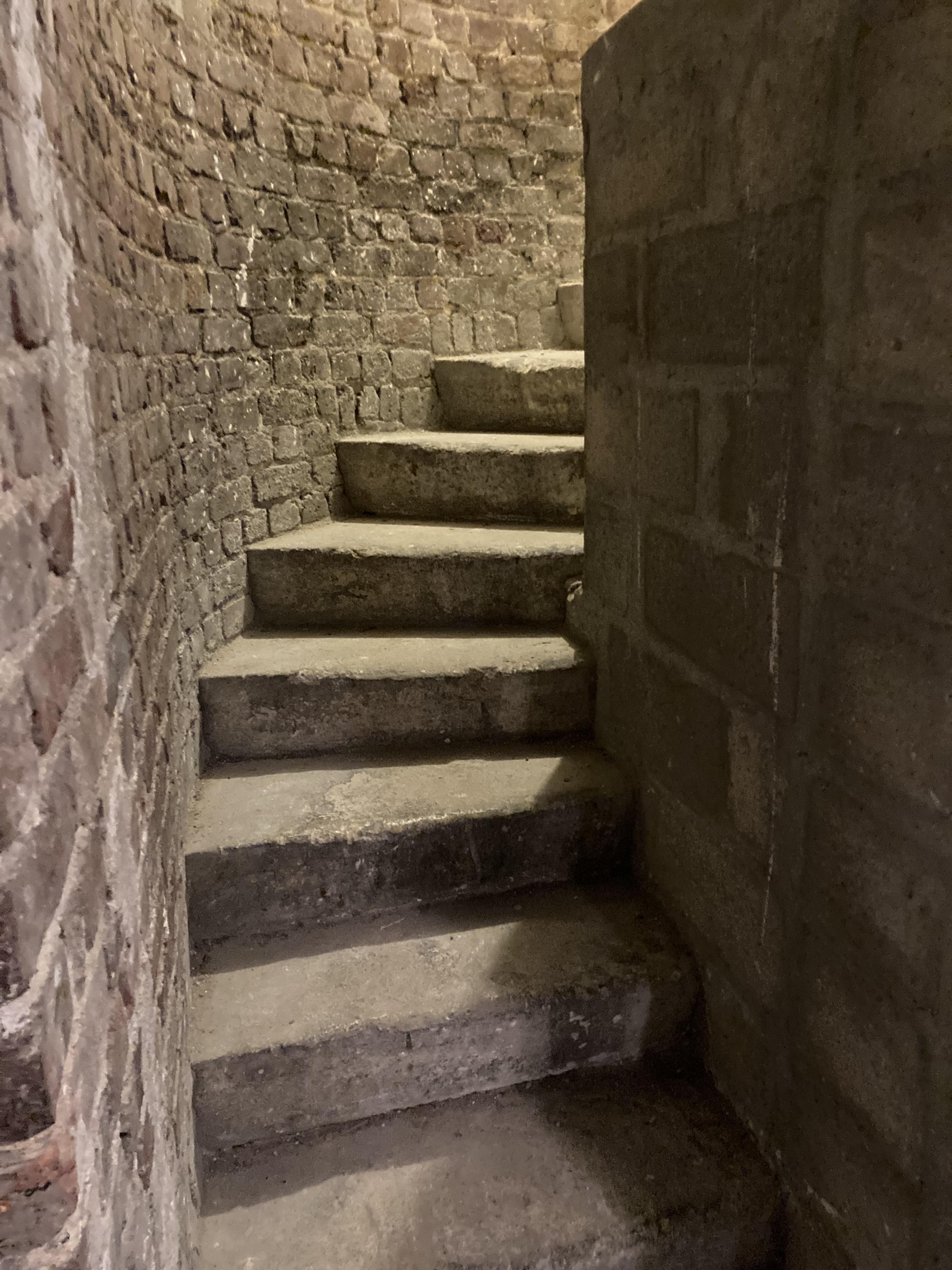 Cave 10 m2 sol bétonné Paris 16 -