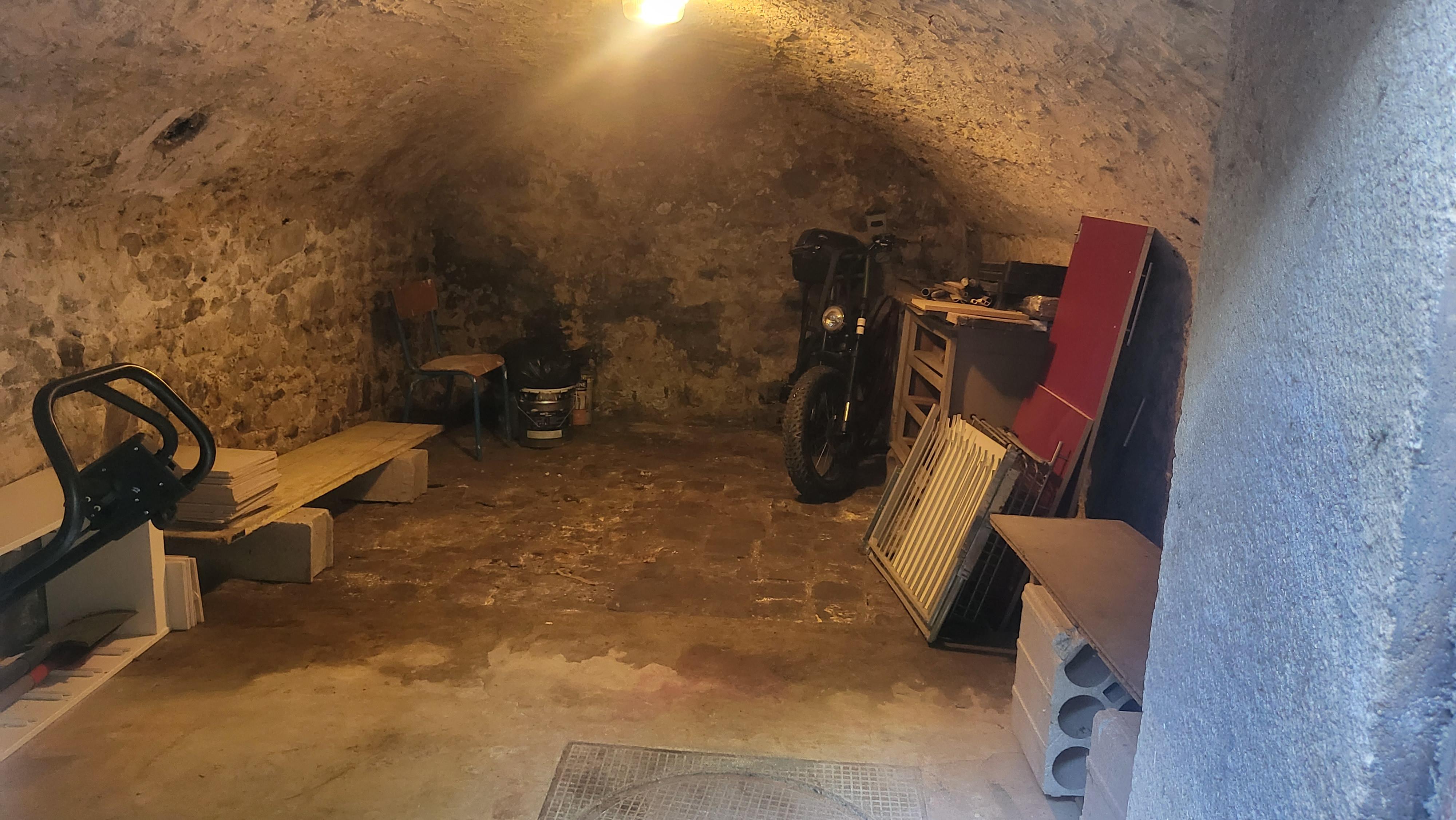 Cave pour stockage à 2 minutes à pied