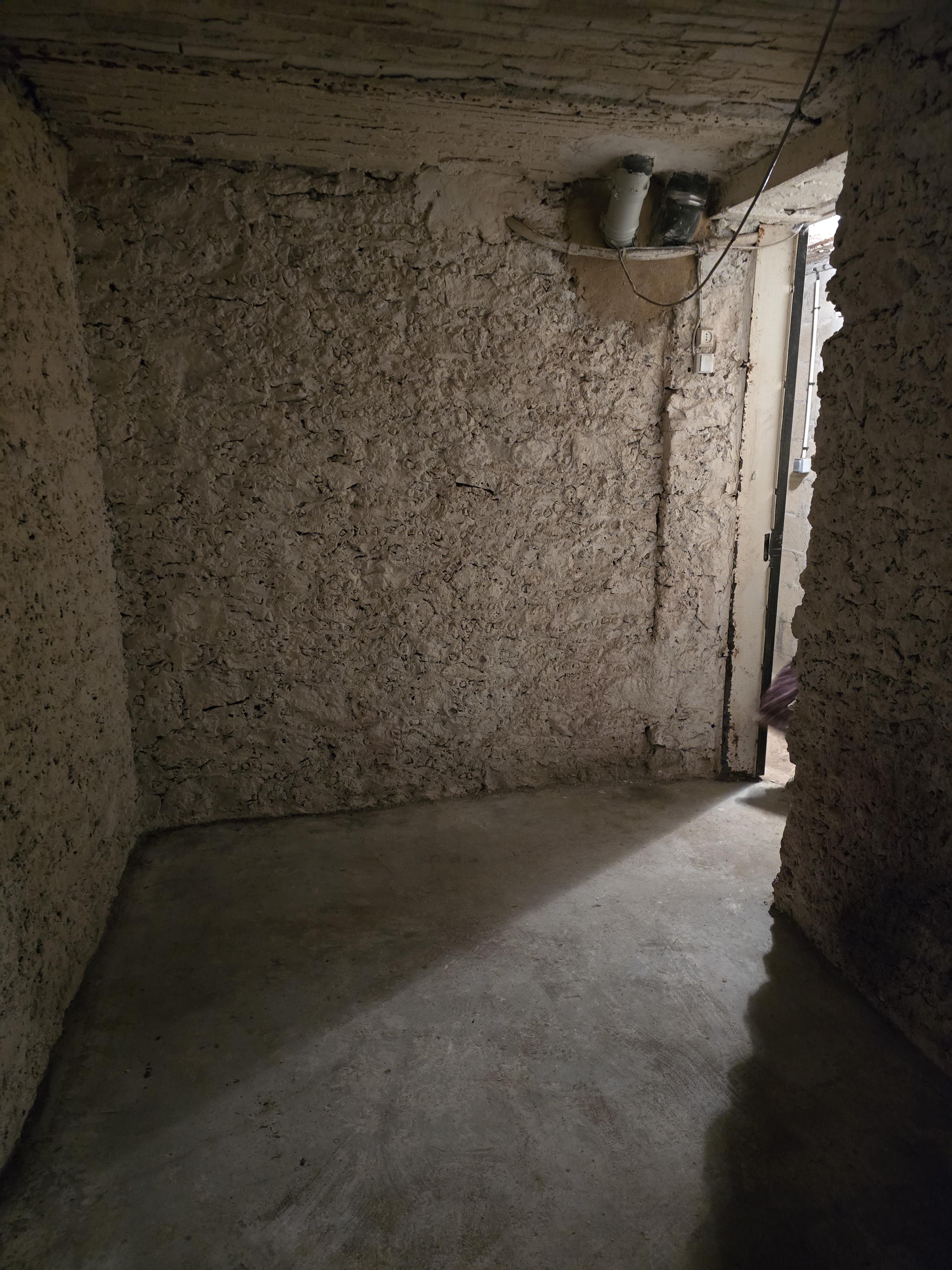 Loue cave saine, bétonnée et sécurisée - 7m²