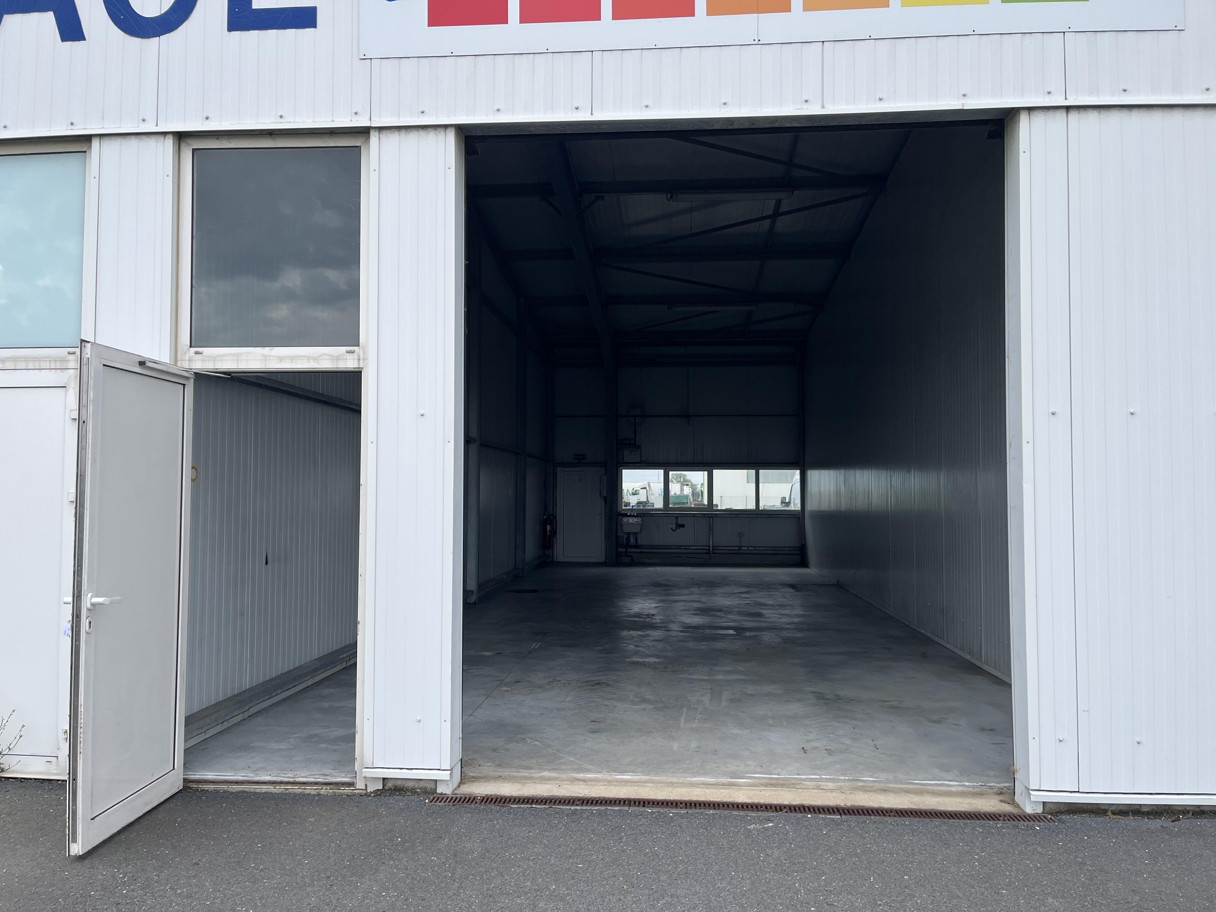 Atelier avec grande visibilité de la route