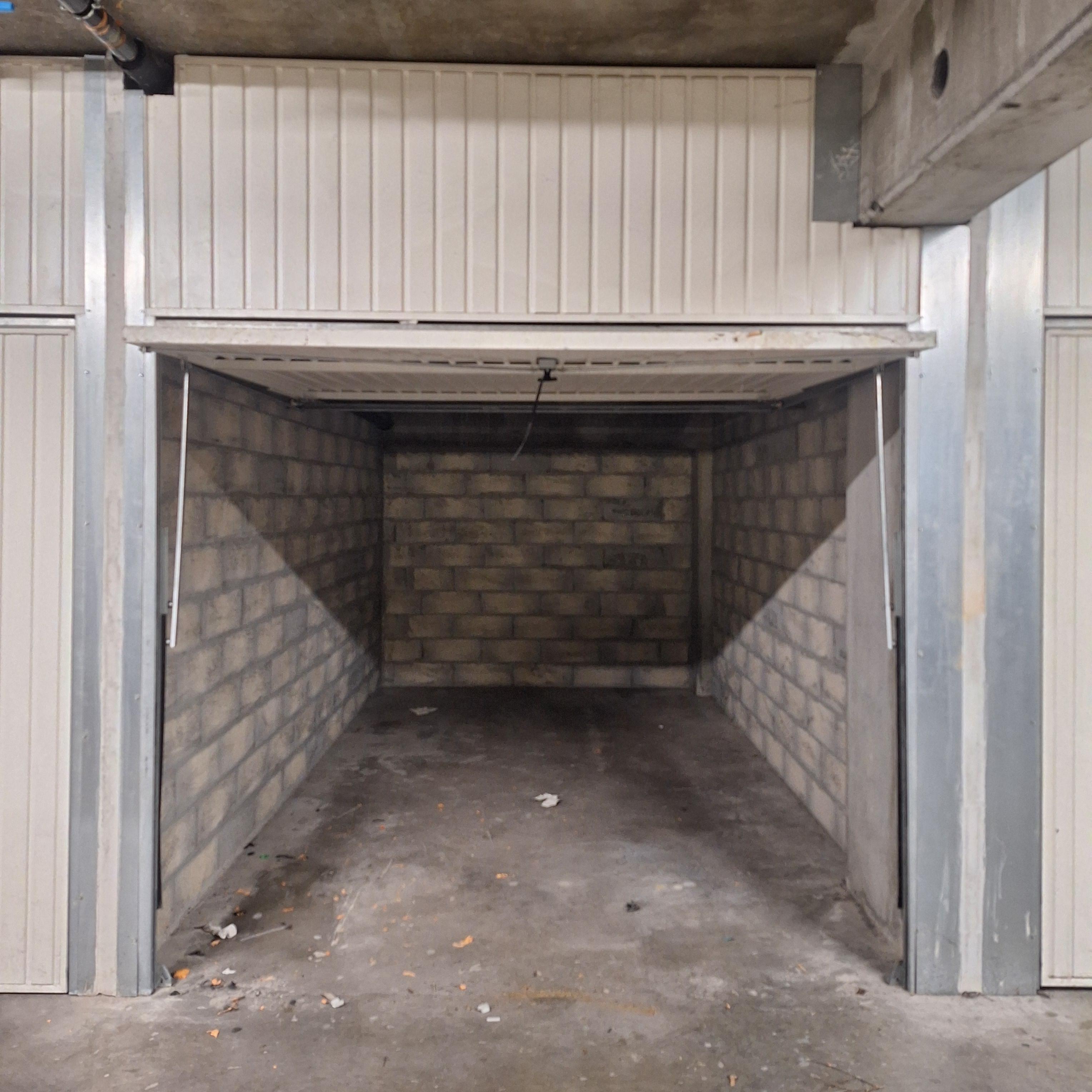 Garage/Box 14 m2 à Bordeaux