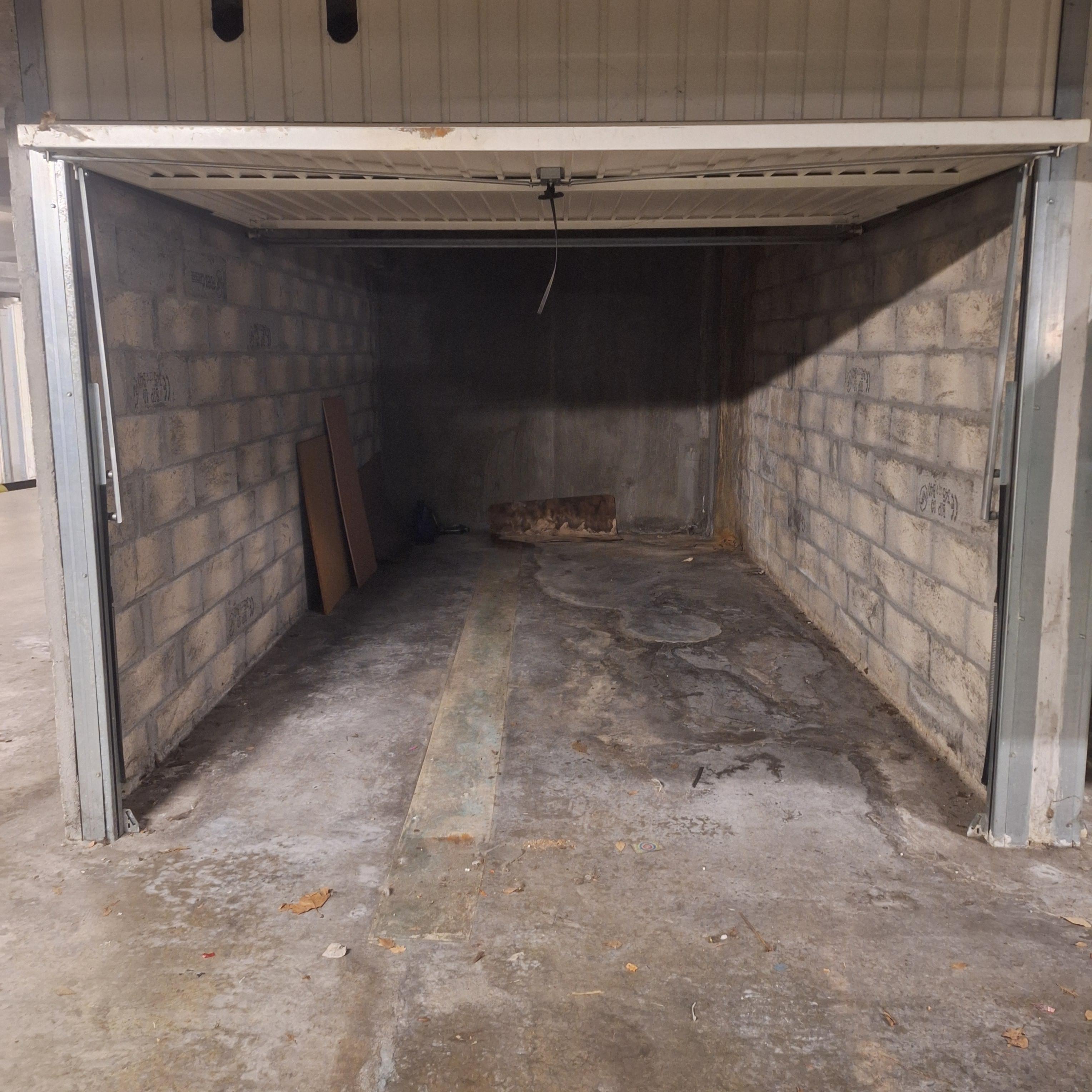 Garage/Box 14 m2 à Bordeaux
