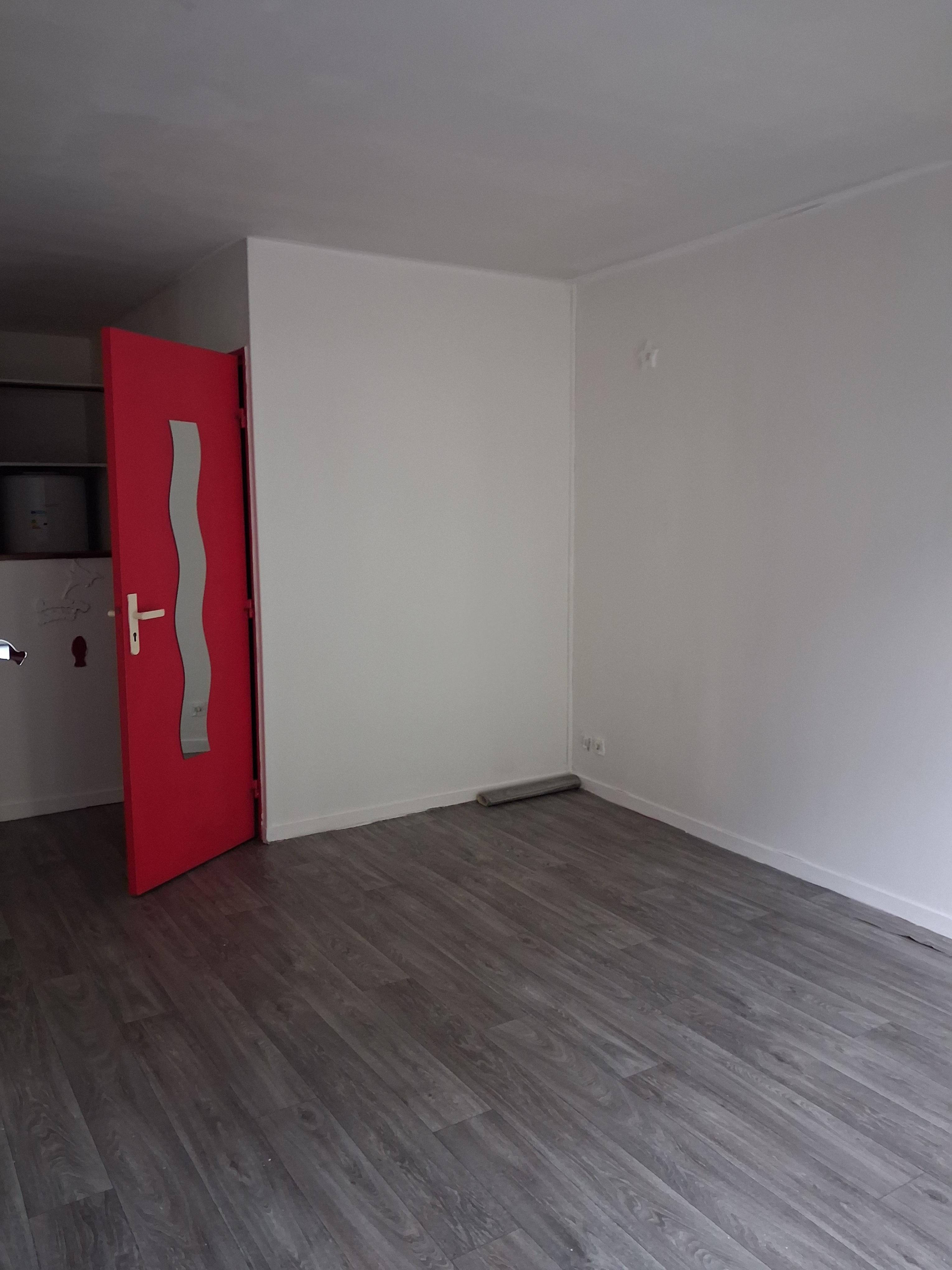 4 euros la valise - carton dans logement