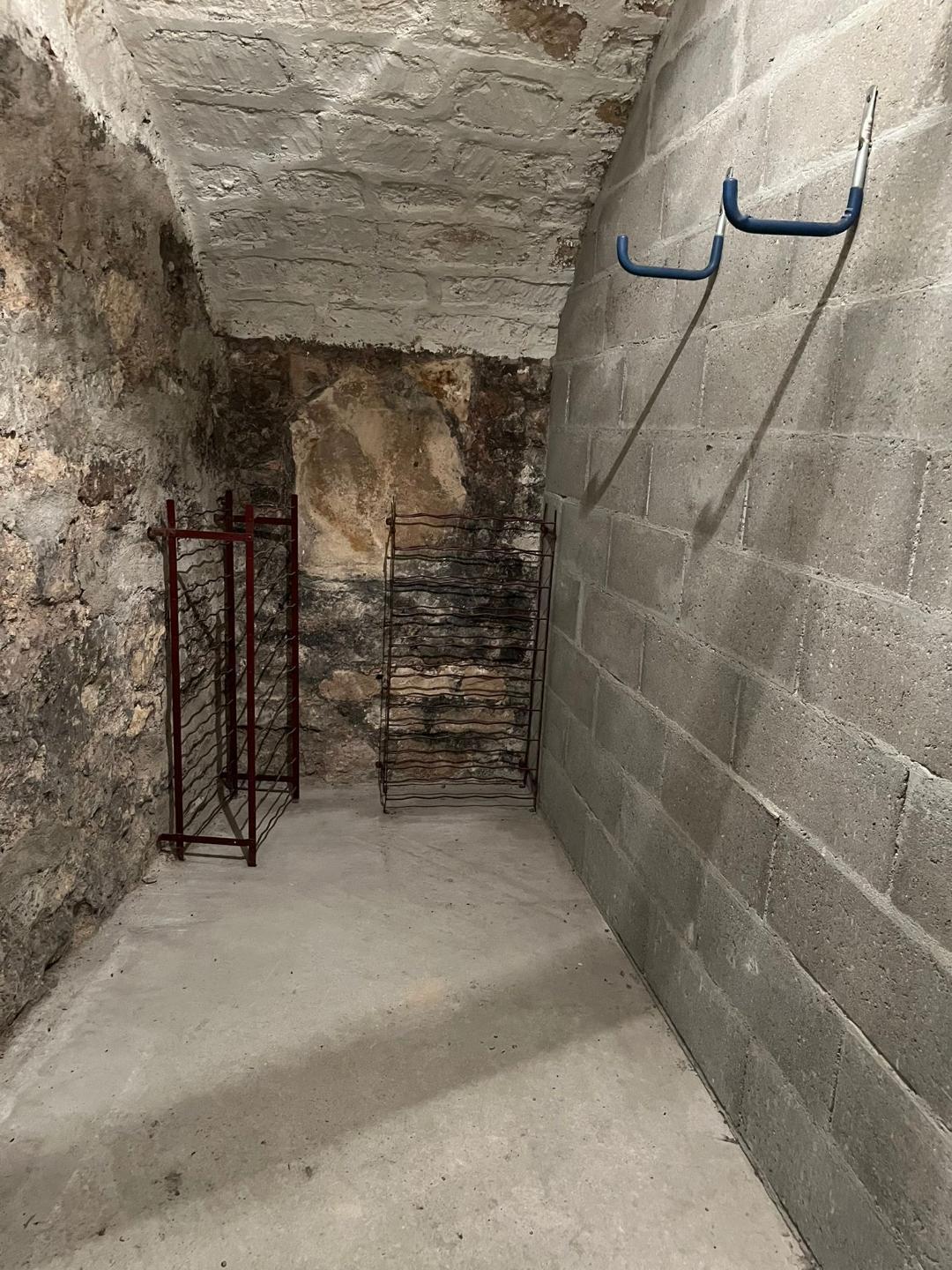 Rare cave ultra saine quartier Vendôme
