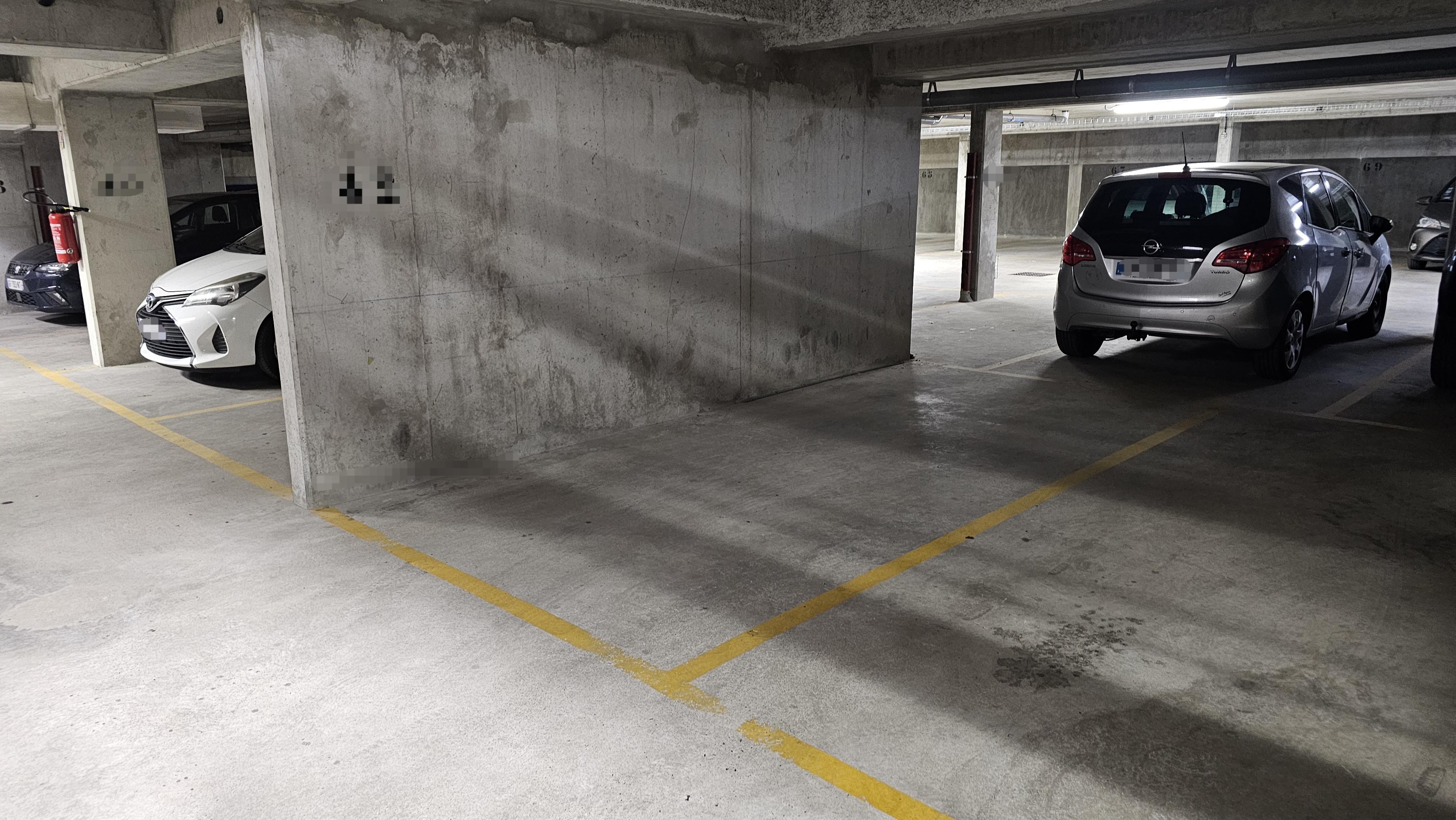 Place de parking sécurisé - 12.2 m2 -