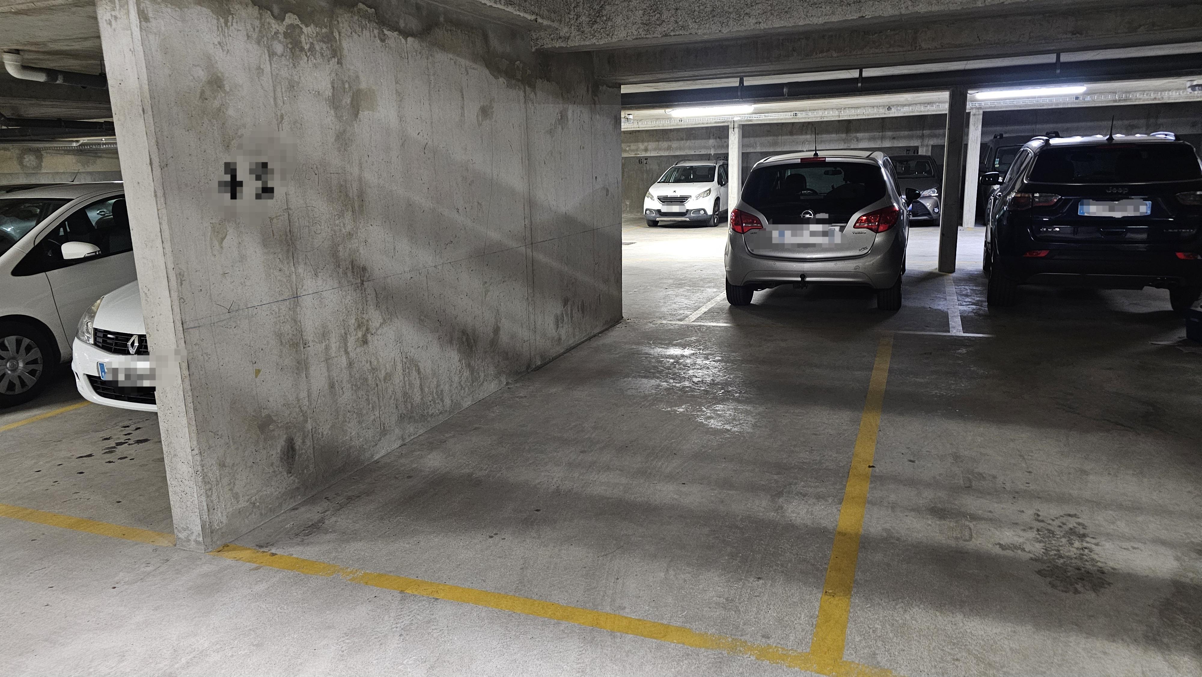 Place de parking sécurisé - 12.2 m2 -