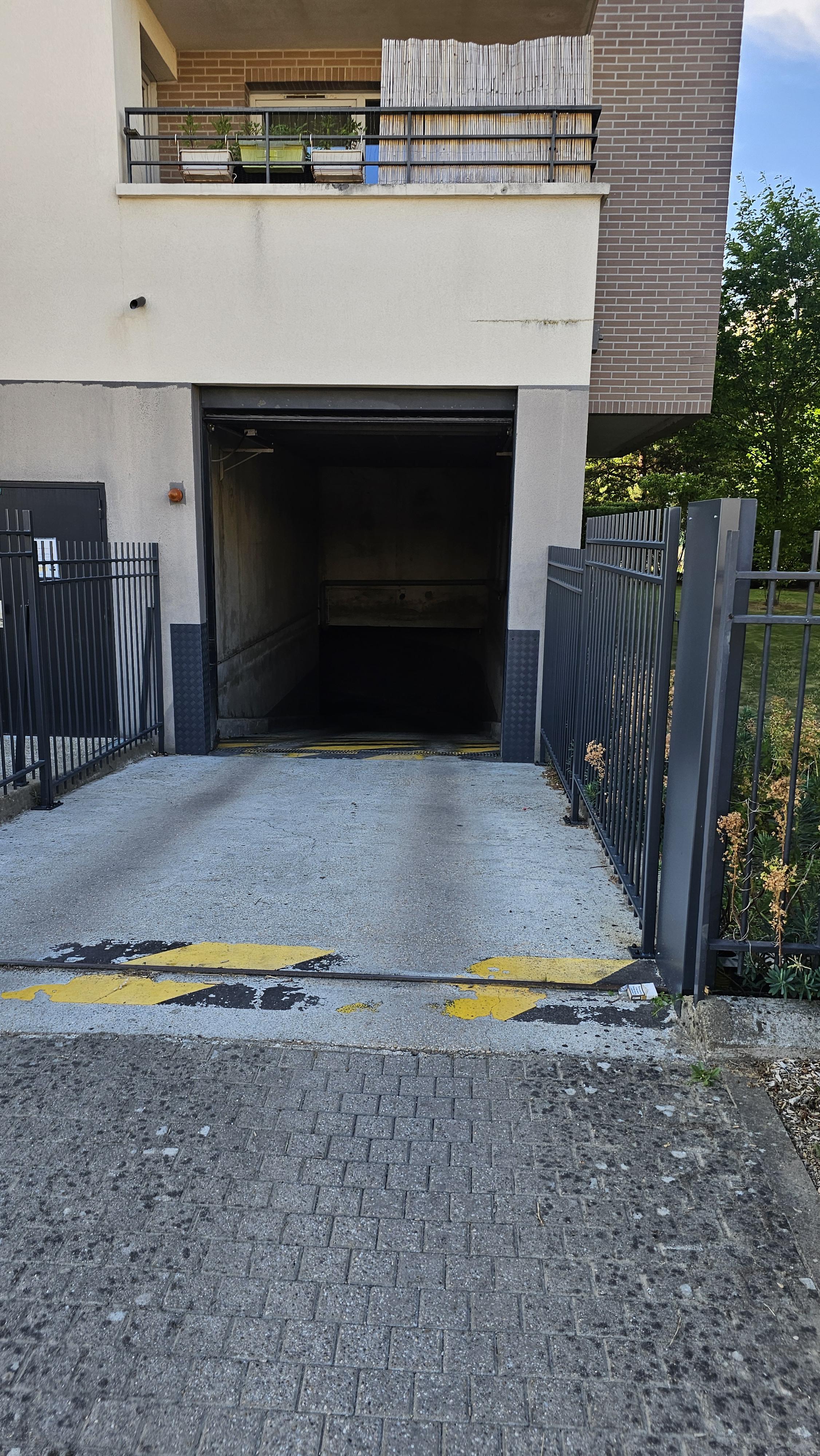 Place de parking sécurisé - 12.2 m2 -