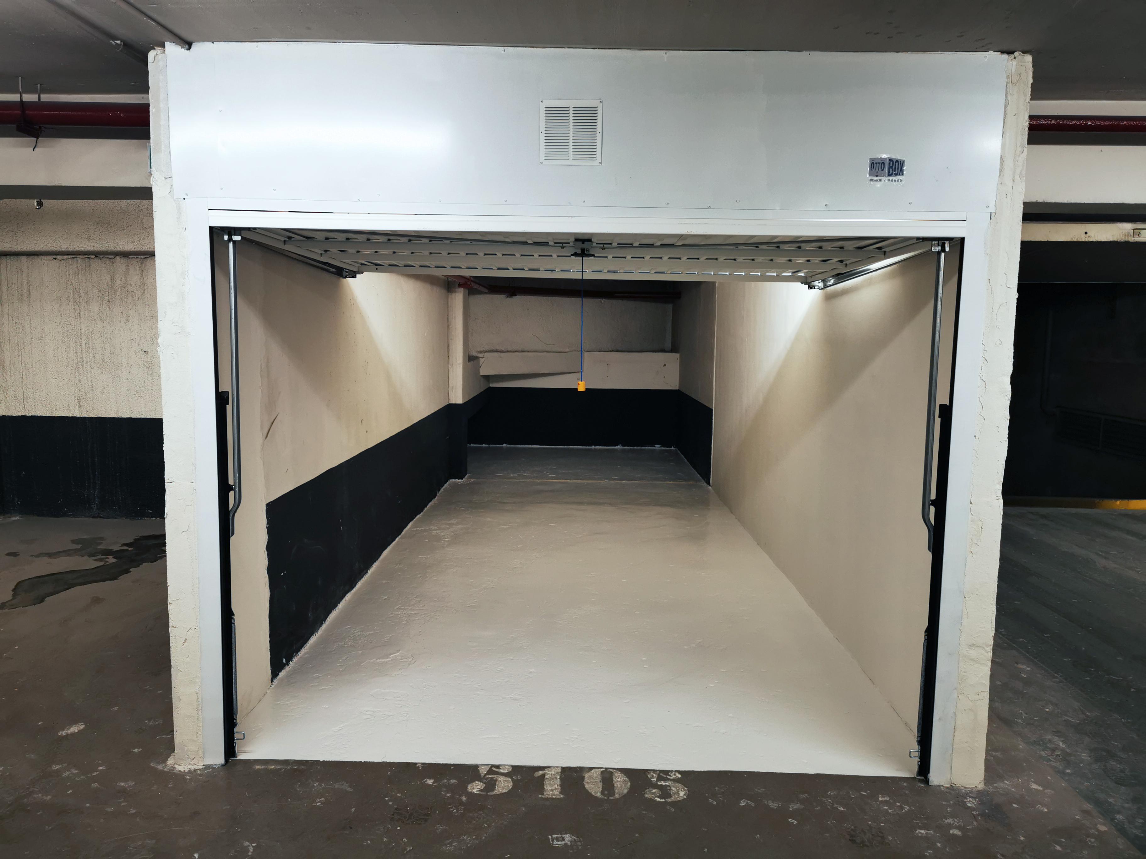 Très grand box double 23 m2