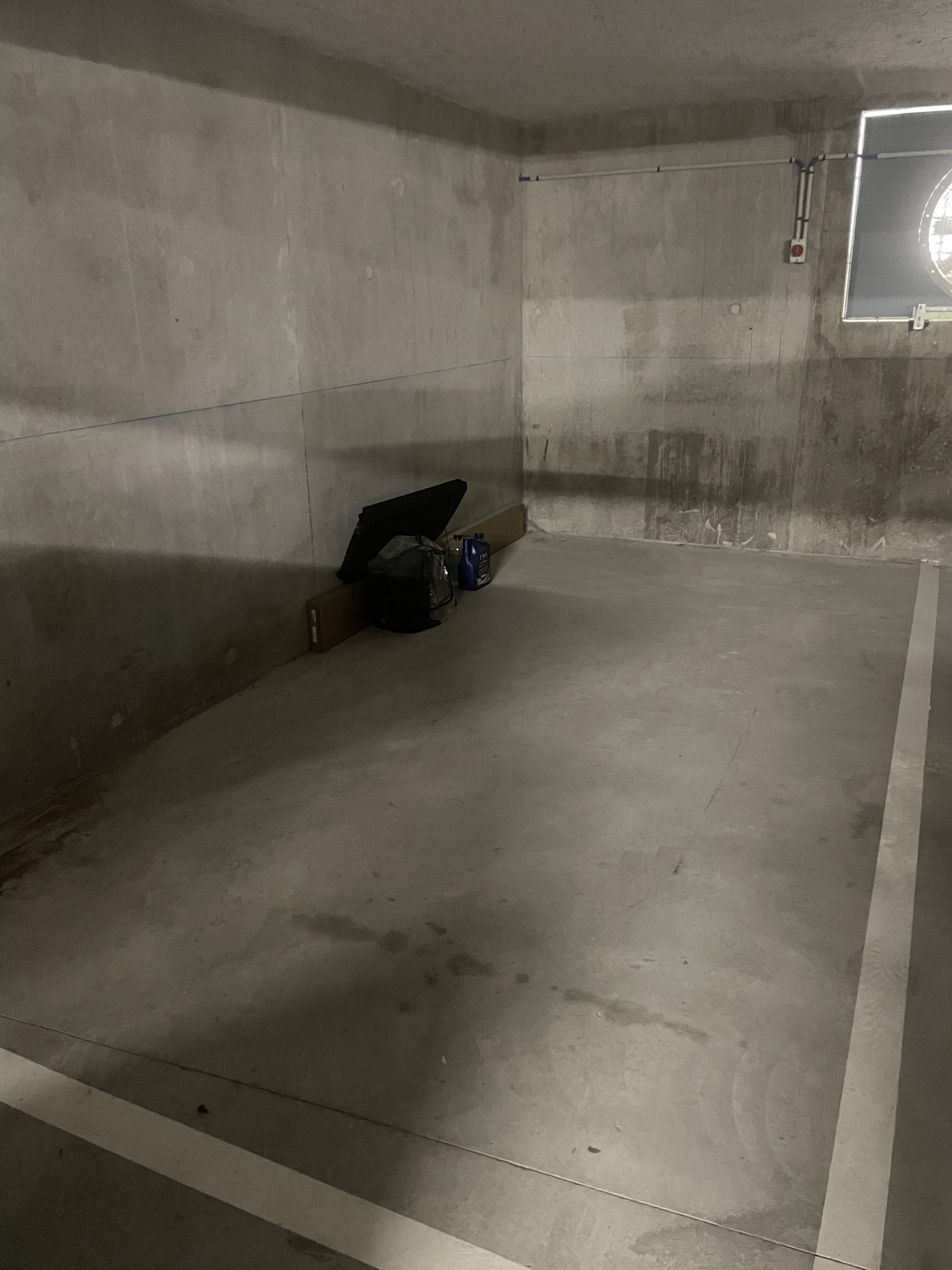 Place de parking sécurisée pour 2 motos –