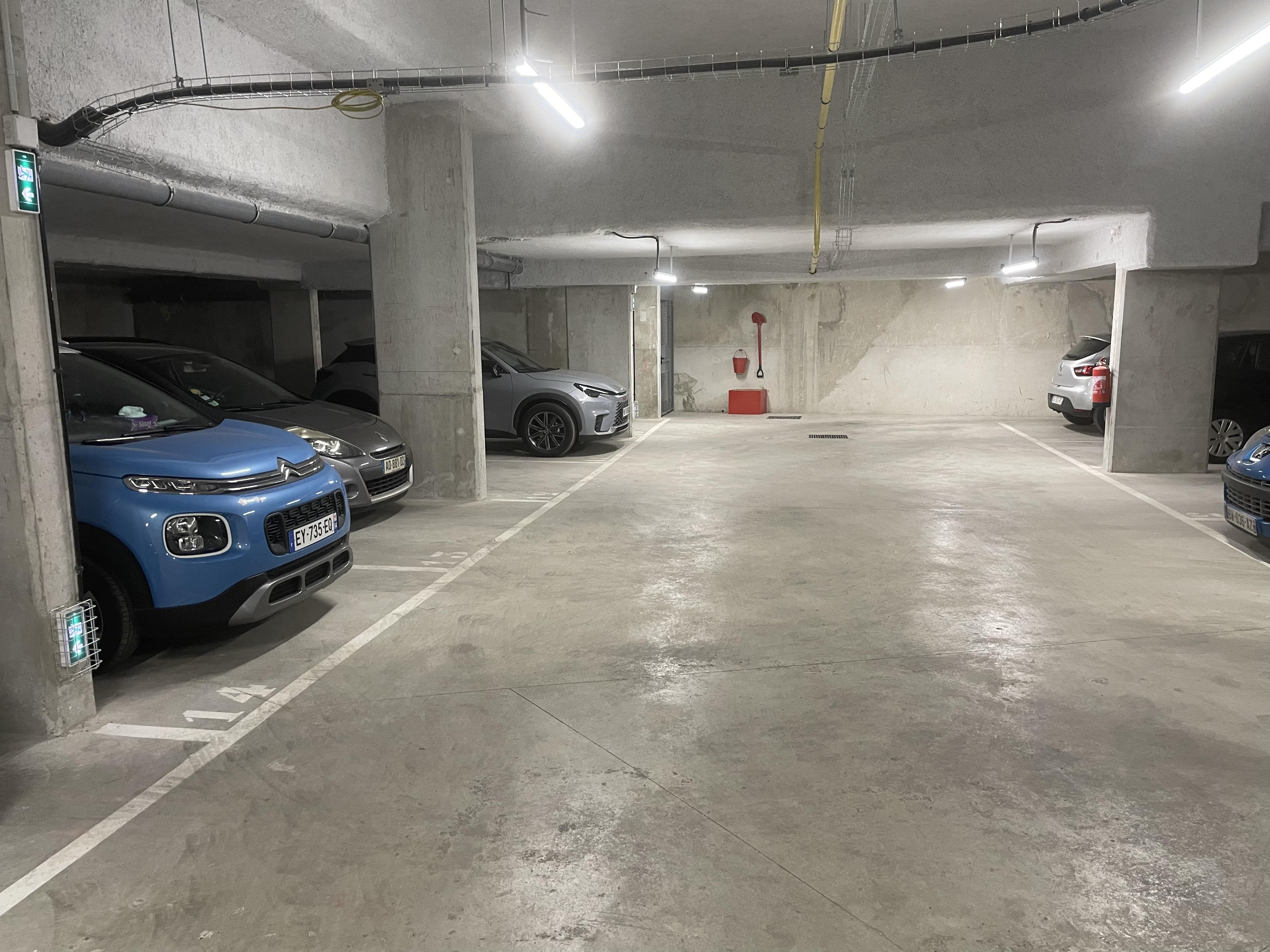 Place de parking sécurisée pour 2 motos –