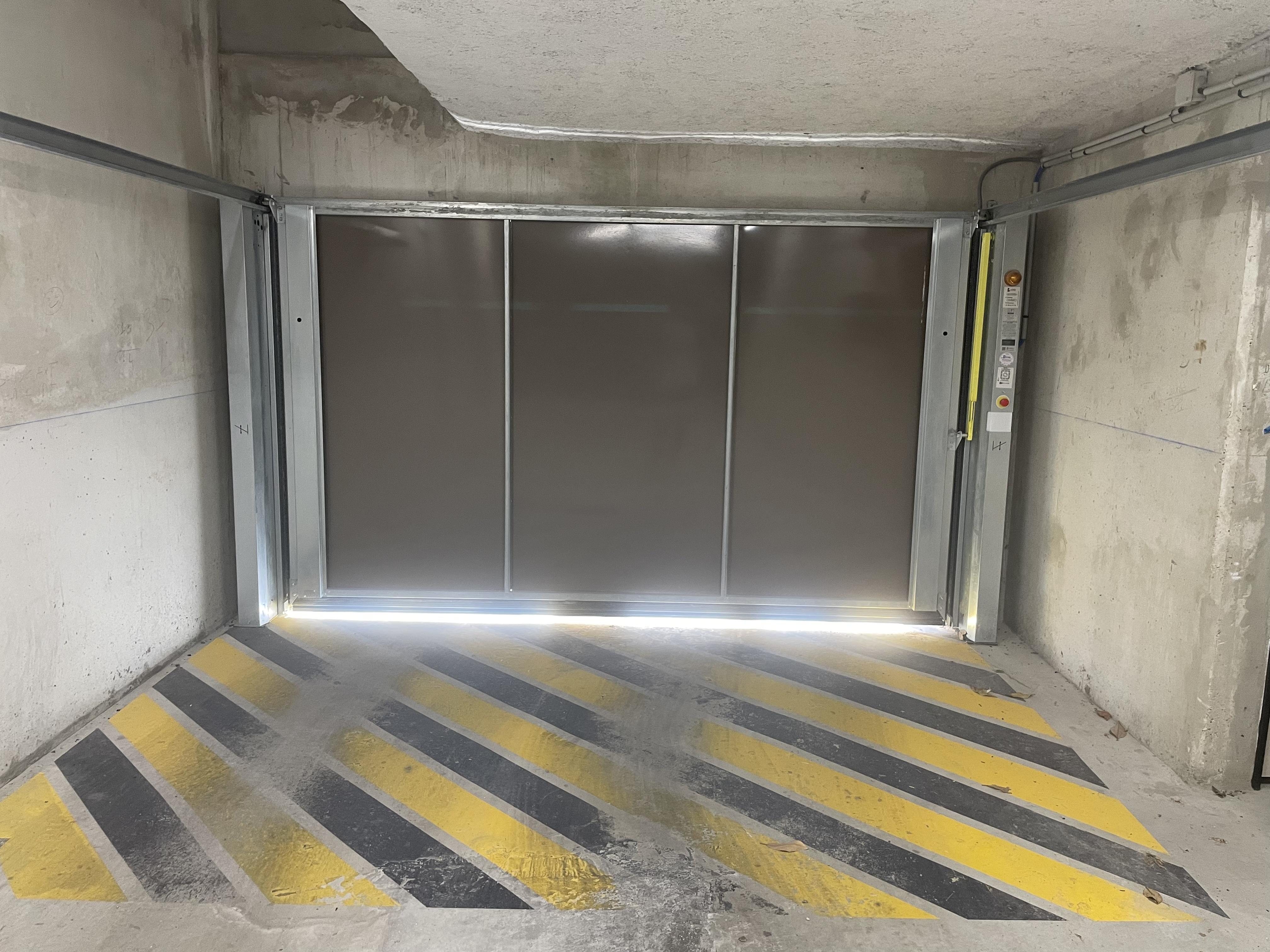 Place de parking sécurisée pour 2 motos –