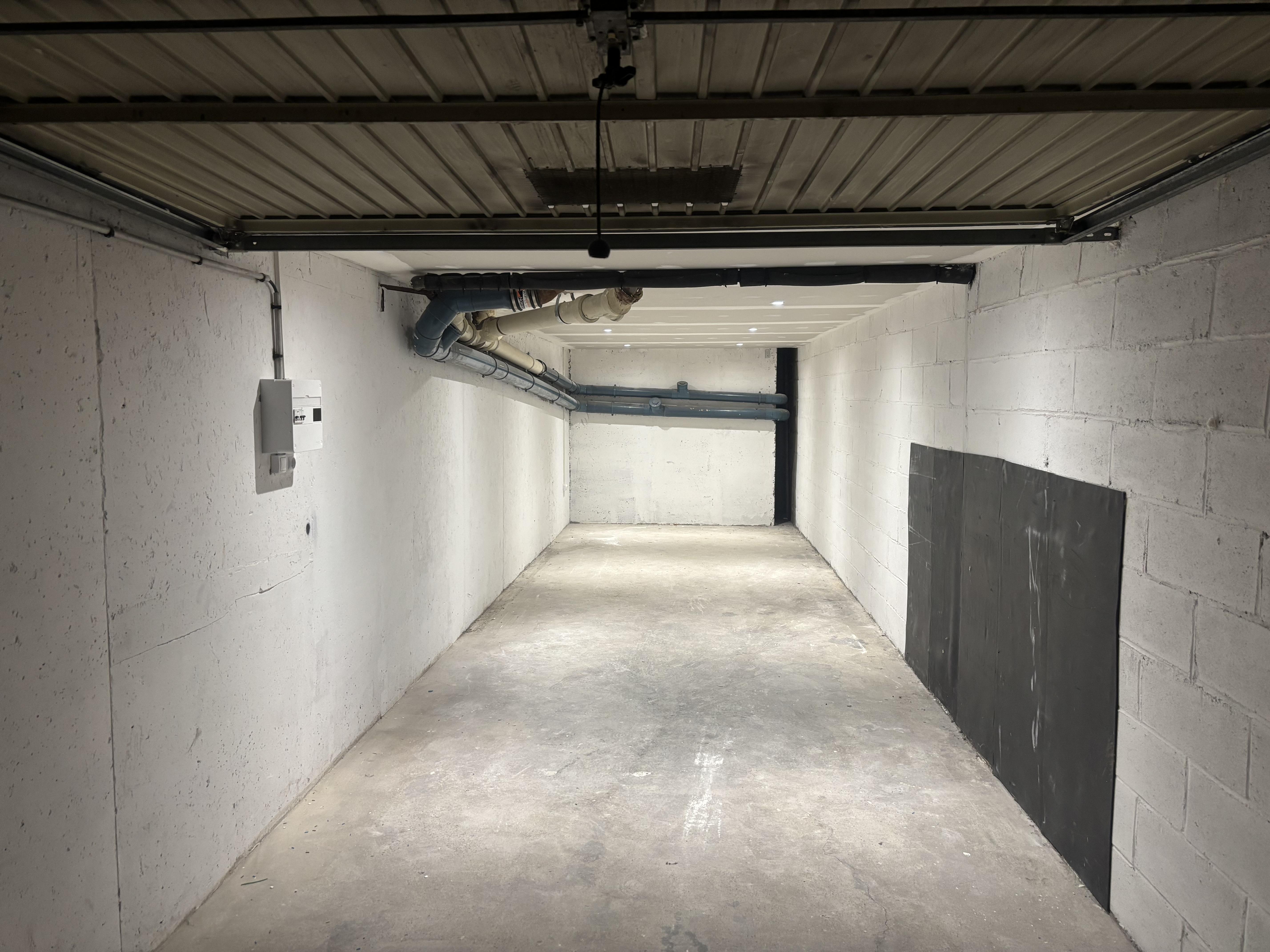 Grand box (27m2) de stationnement / stockage ou