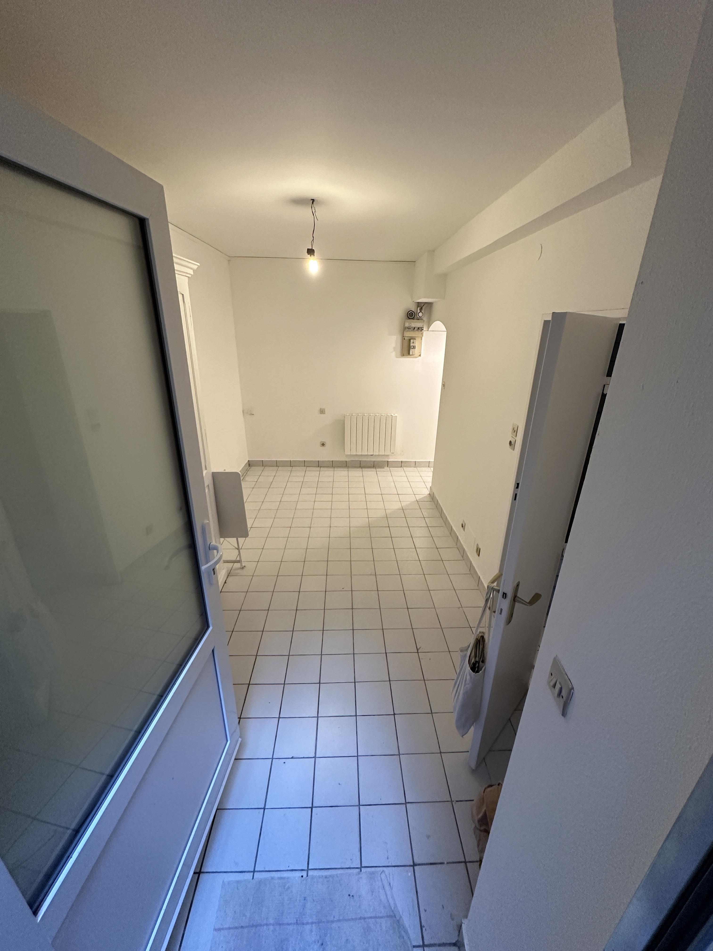 Local atelier propre WC & Évier 16m2 (cave