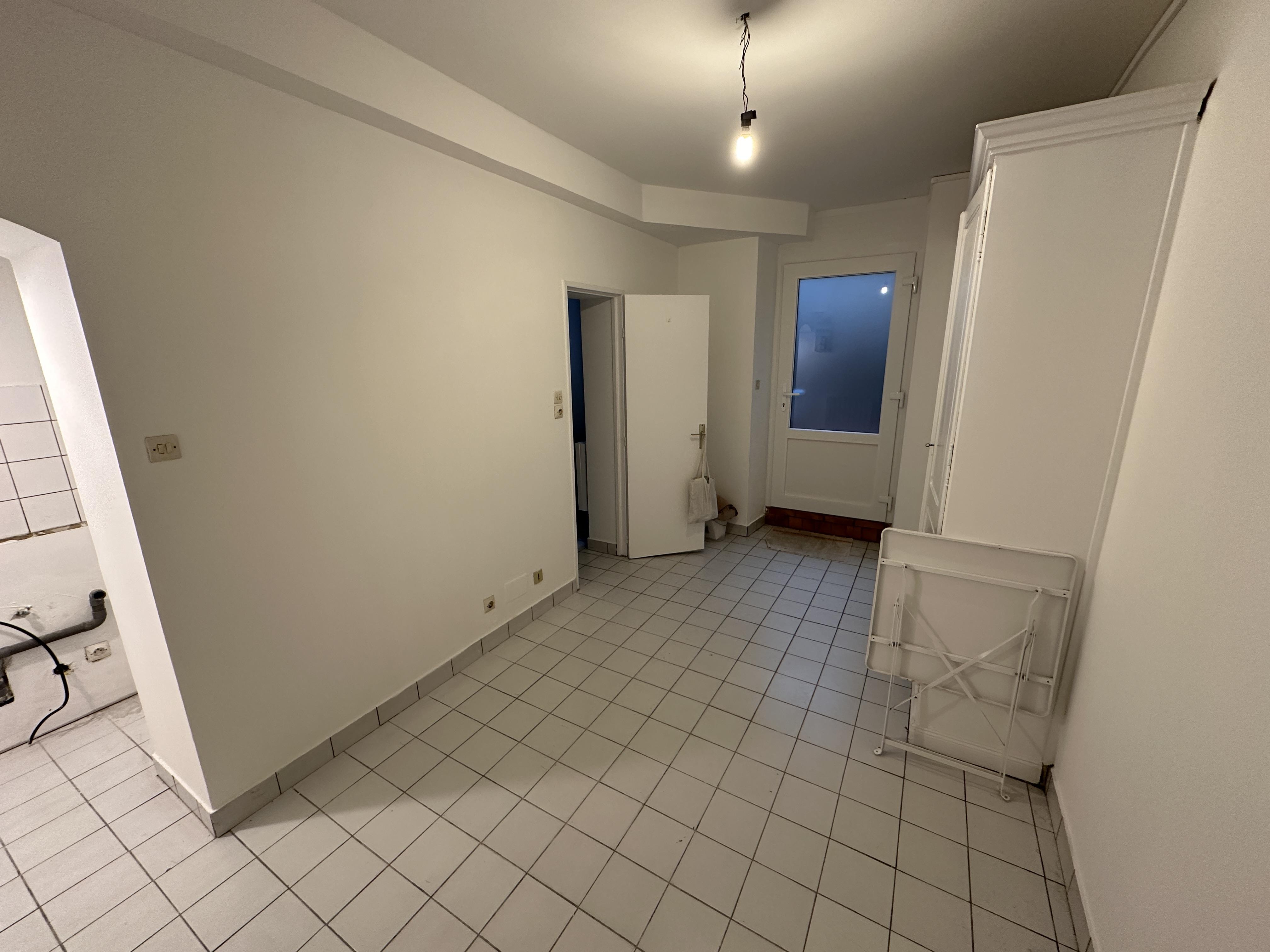 Local atelier propre WC & Évier 16m2 (cave