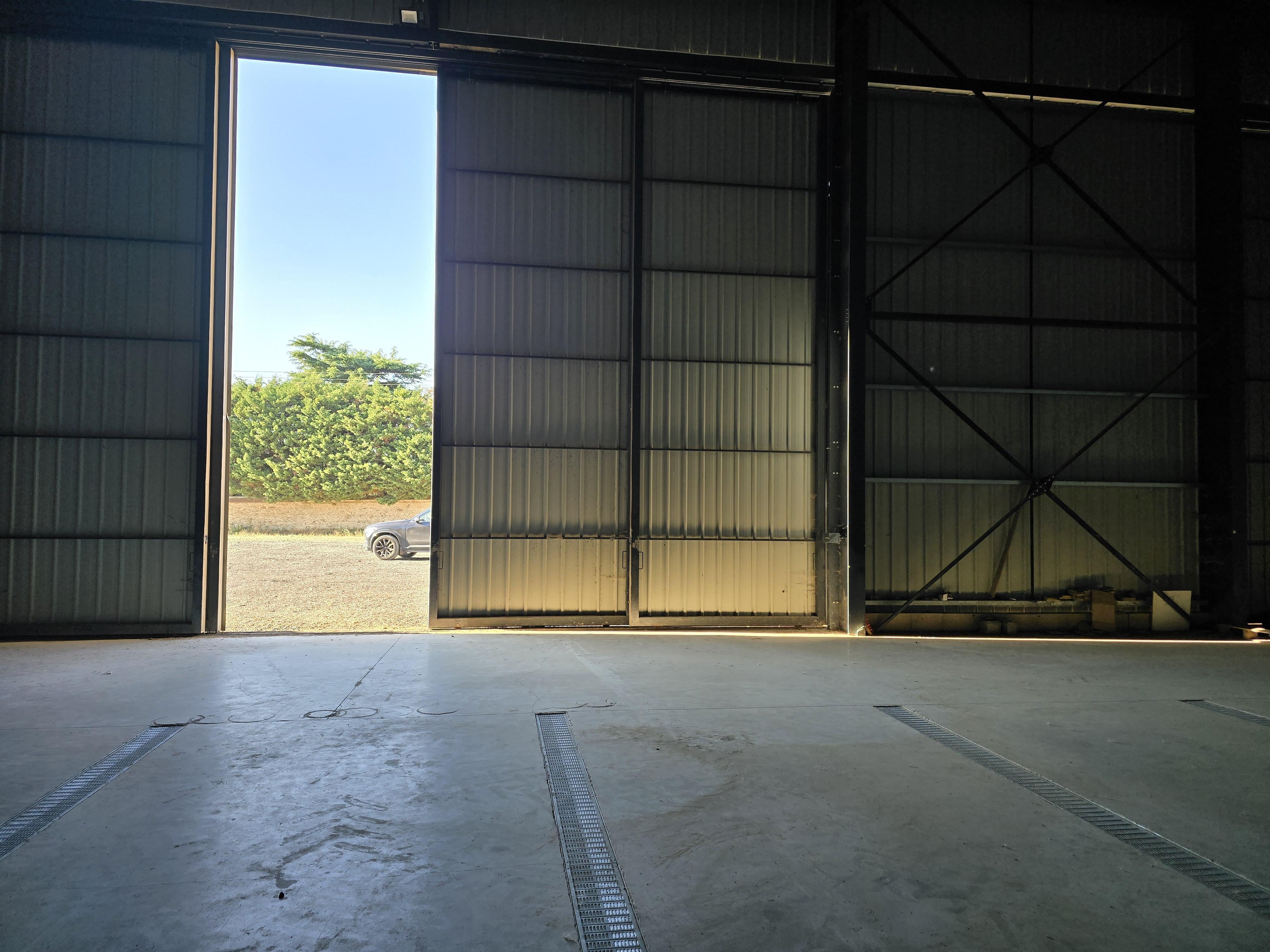 Grand espace de stockage (entrepôts, caravanes, dépôt...)
