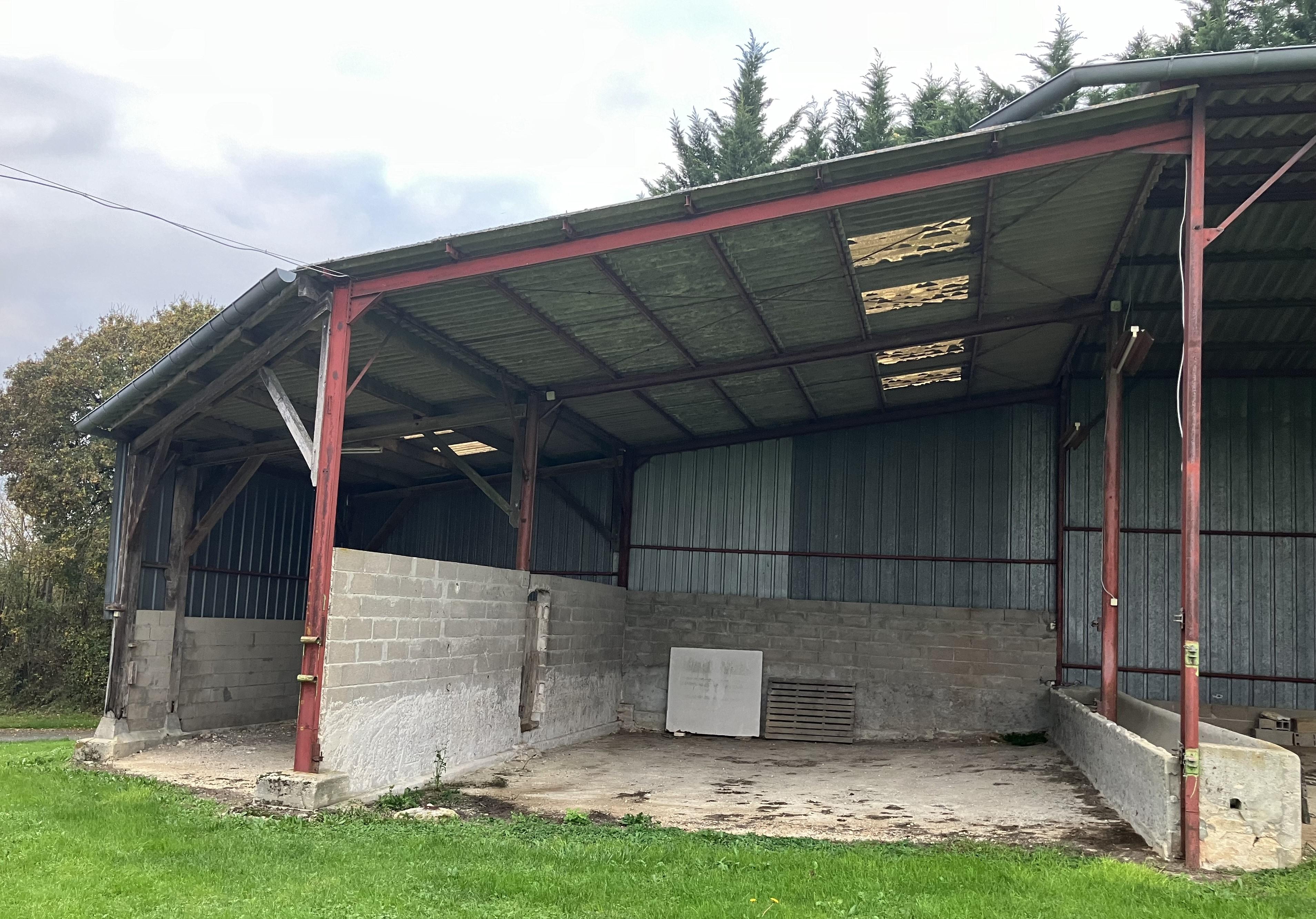 Grand hangar couvert de près de 300 m²