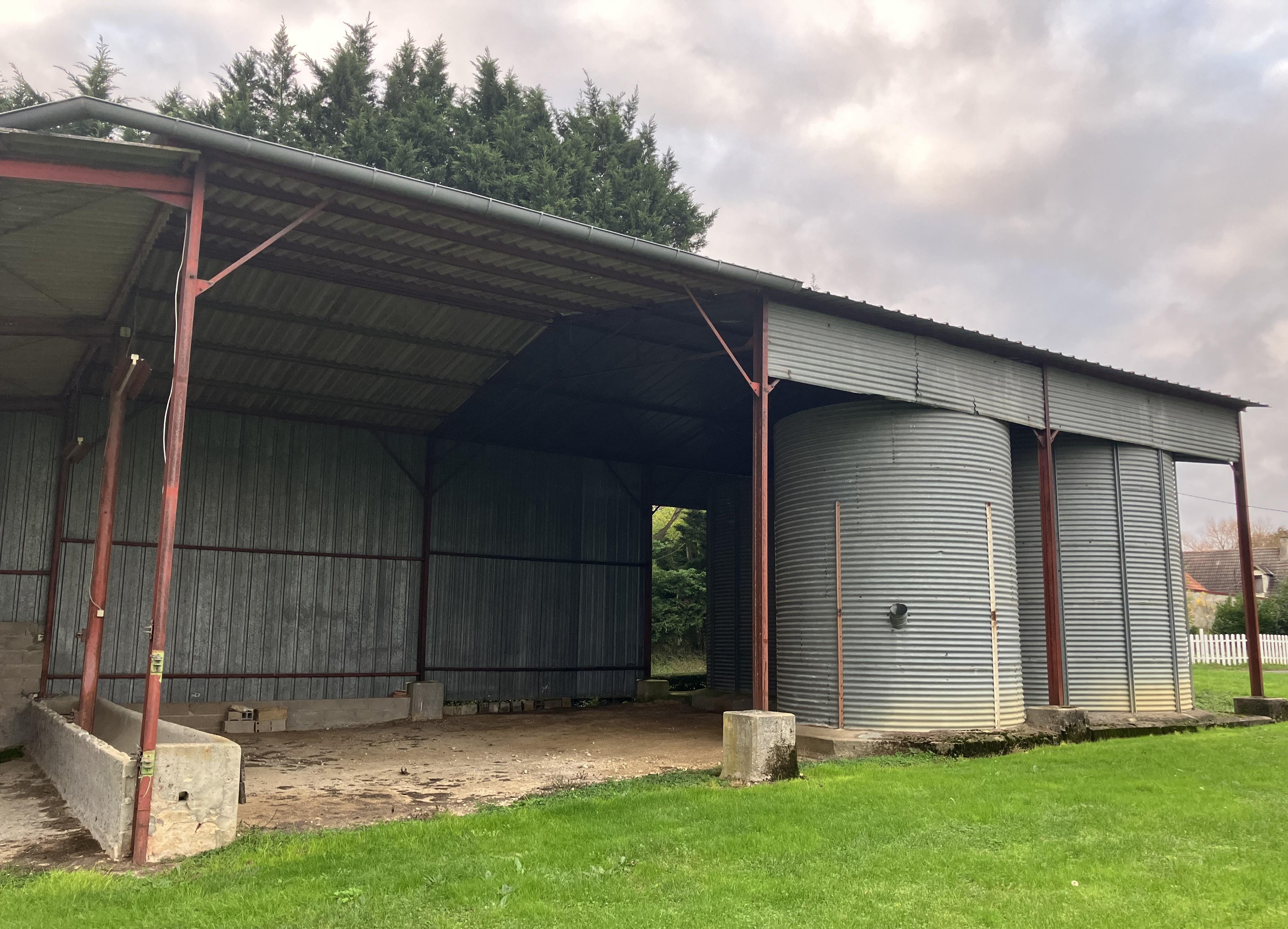Grand hangar couvert de près de 300 m²