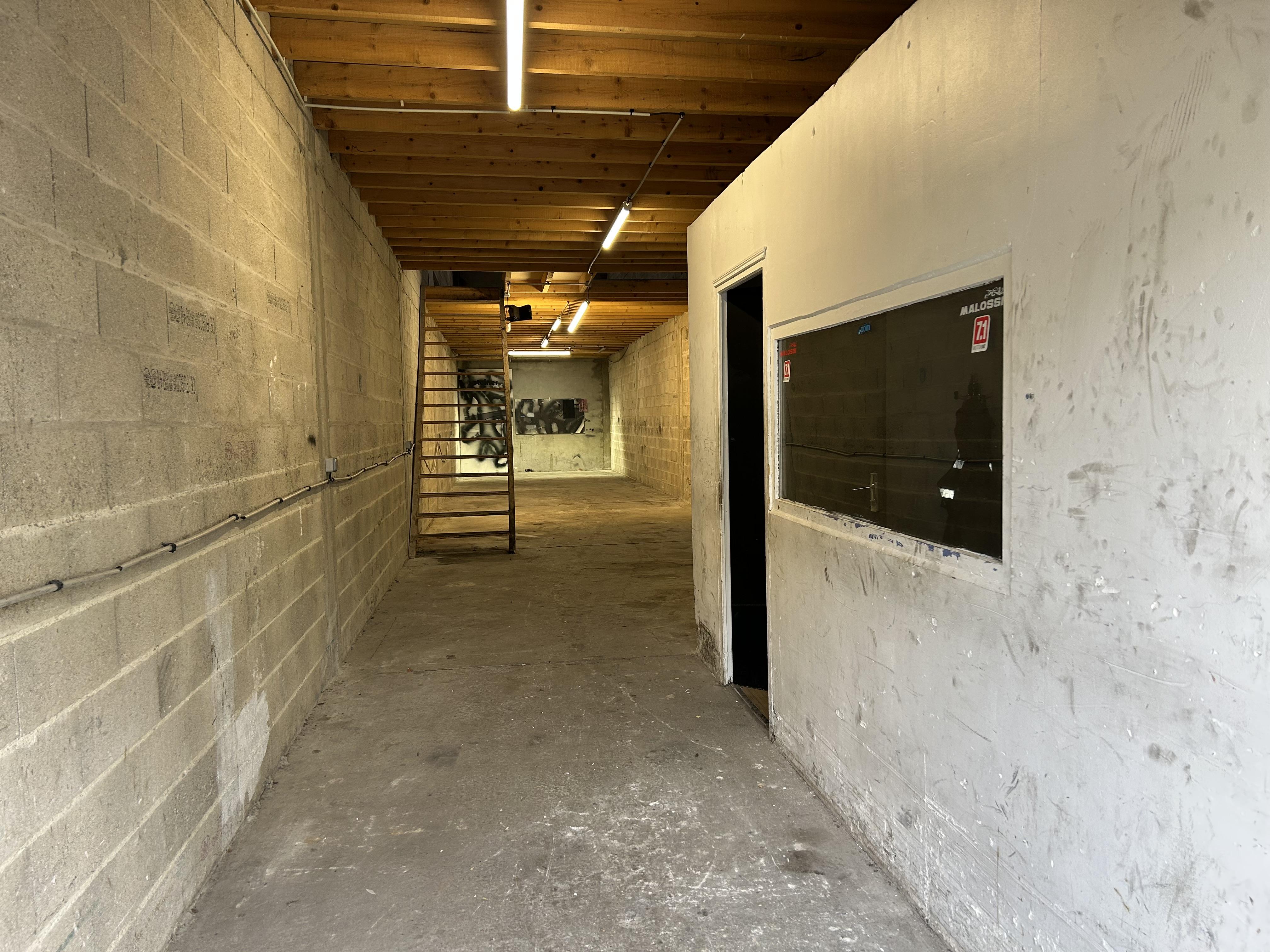 Local de stockage 100 m² avec mezzanine à
