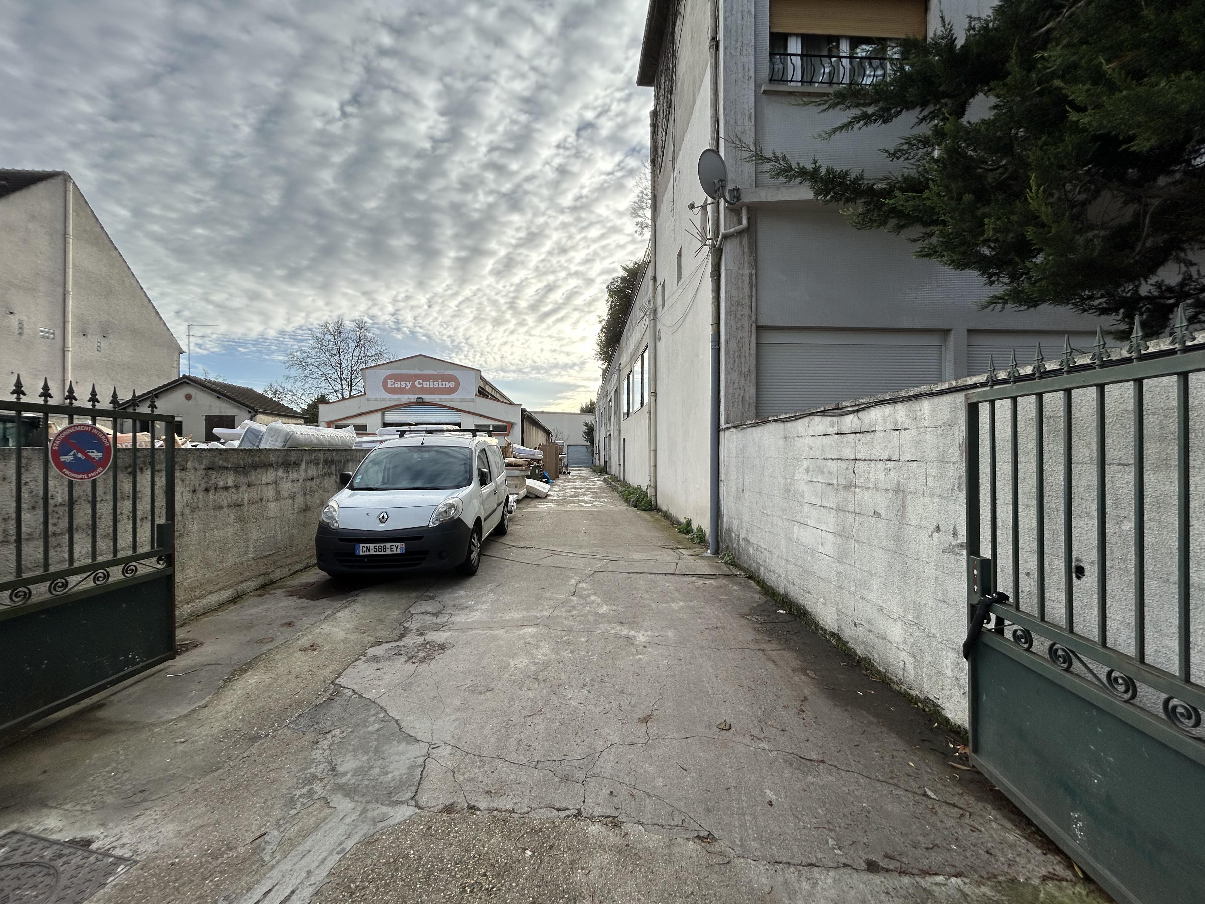 Local de stockage 100 m² avec mezzanine à