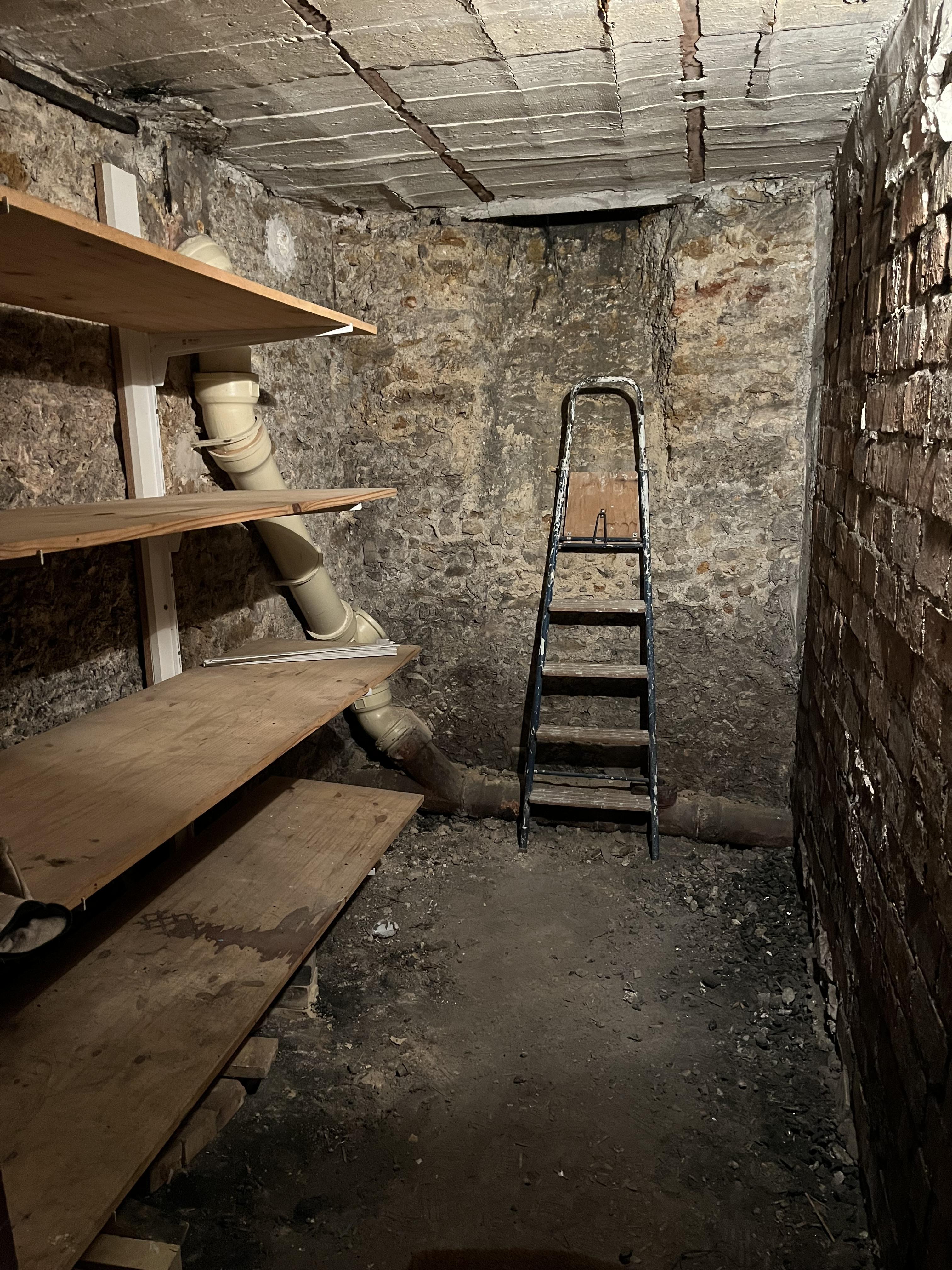 Cave dans immeuble sécurisé