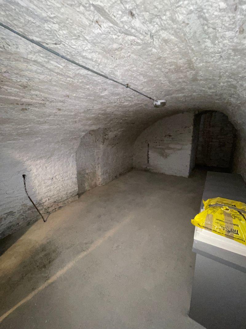 Grande cave 20m2 - Dalle béton - Centre