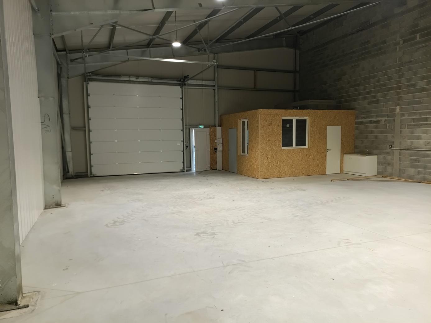 Local professionnel neuf 184m² — Hauteur 6,92m —