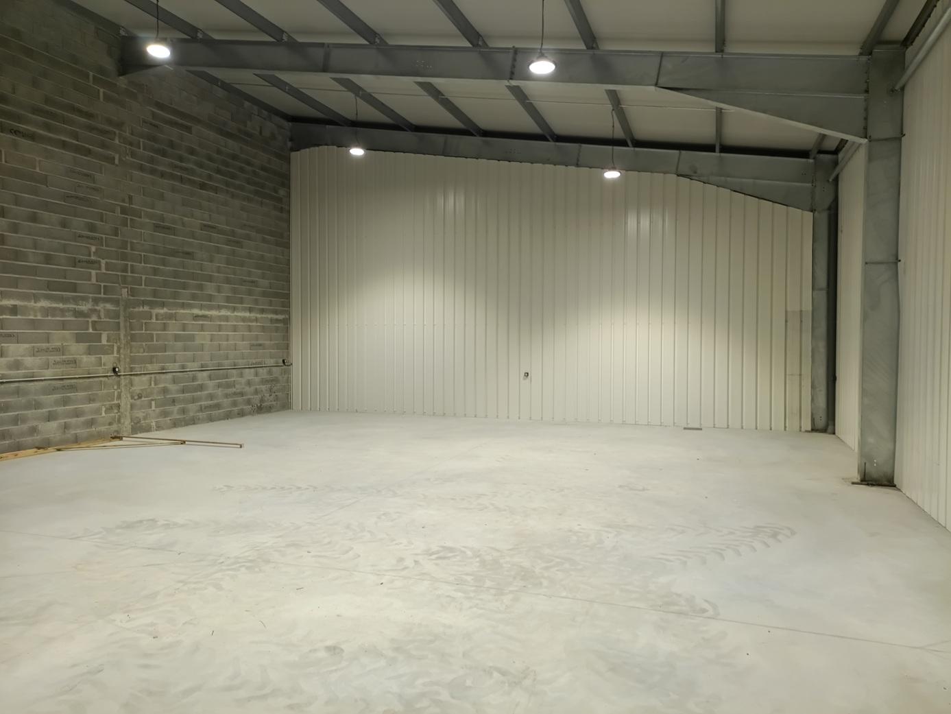 Local professionnel neuf 184m² — Hauteur 6,92m —