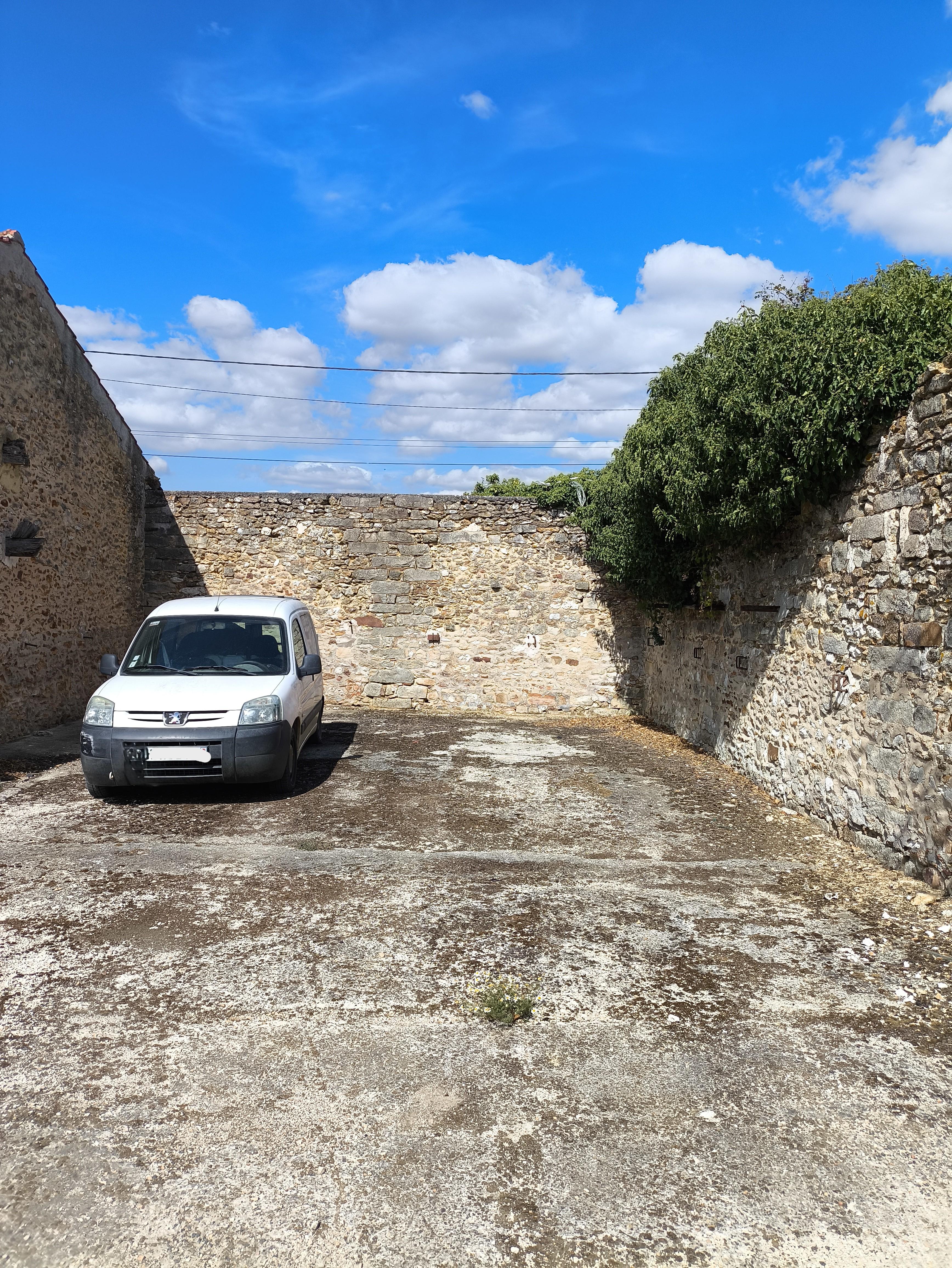 Place de parking non couverte - dans cour