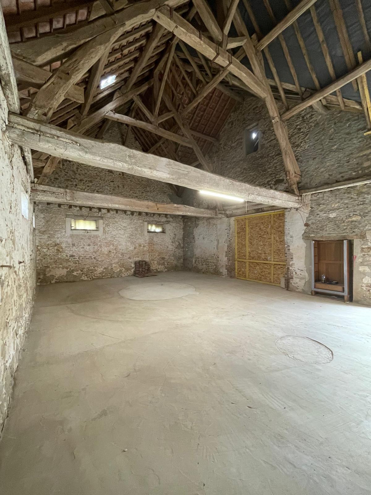 Grand local de stockage 90 m² – accès
