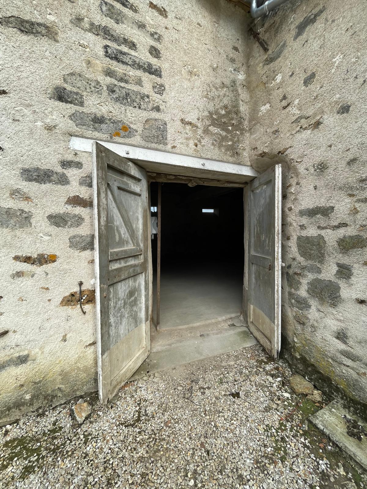 Grand local de stockage 90 m² – accès