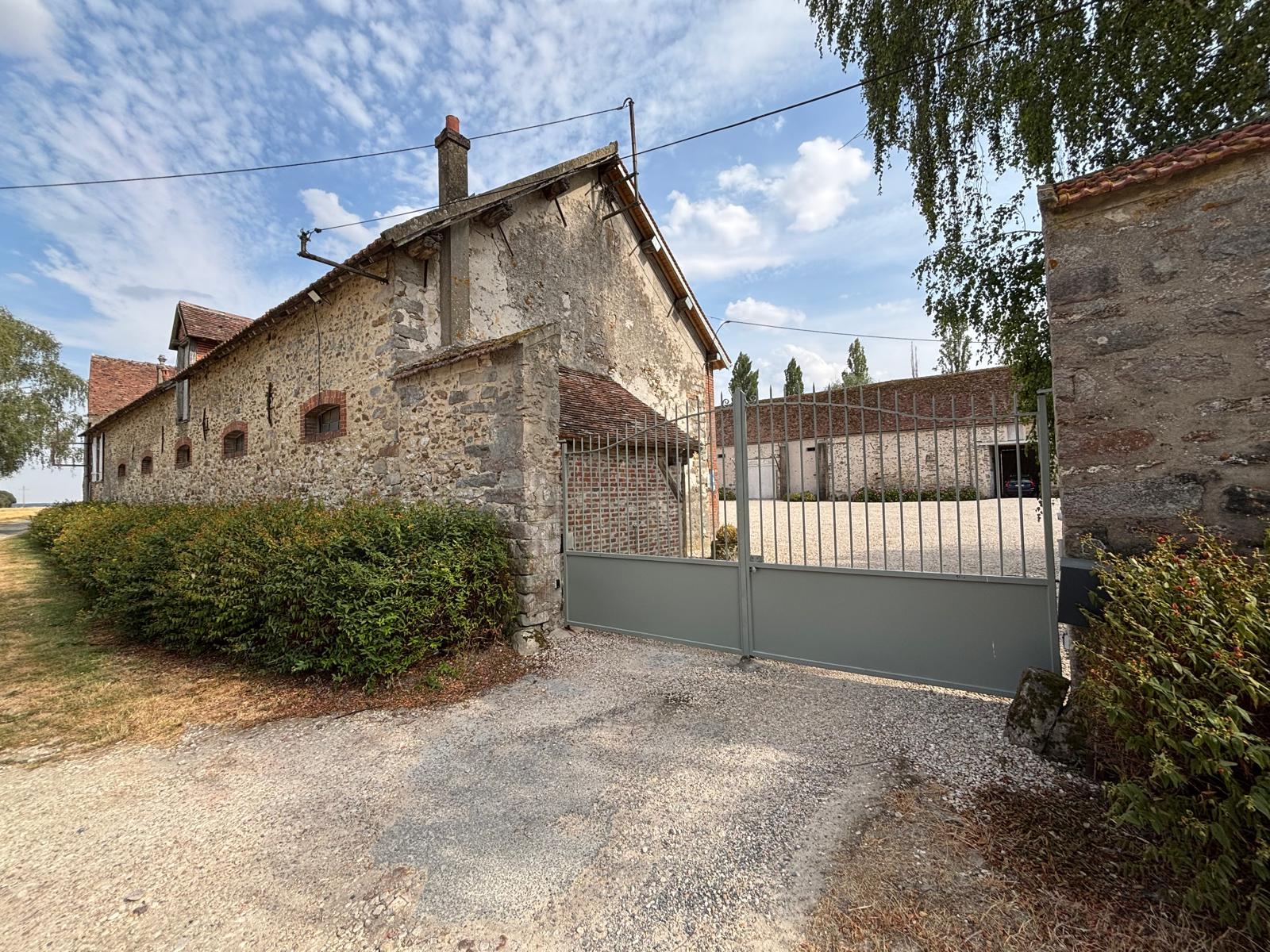 Grand local de stockage 90 m² – accès