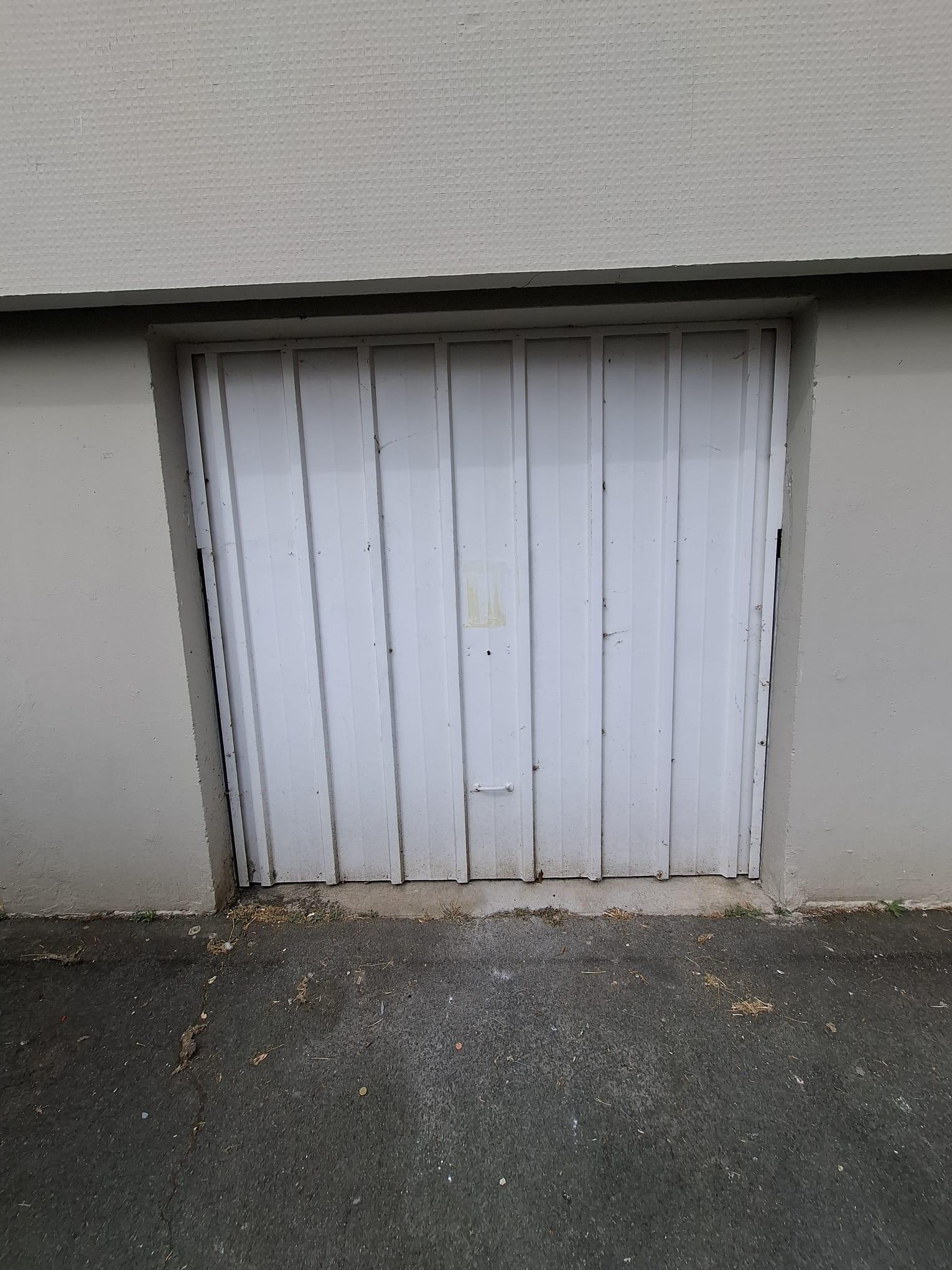 Garage 17 m² proche centre-ville La Roche Sur