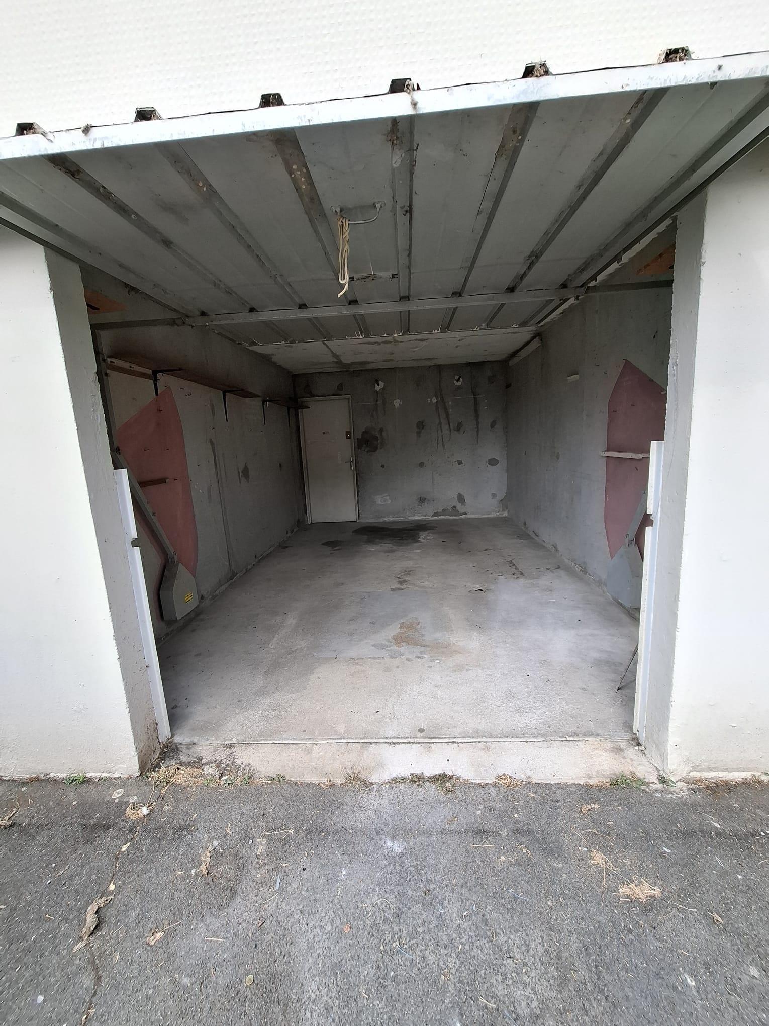 Garage 17 m² proche centre-ville La Roche Sur
