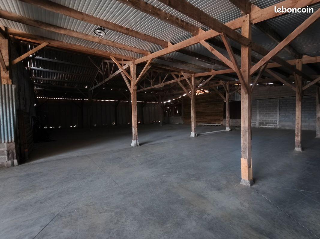 GRAND ENTREPÔT DE STOCKAGE SÉCURISÉ DE 600 M²