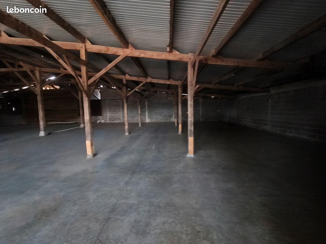 GRAND ENTREPÔT DE STOCKAGE SÉCURISÉ DE 600 M²
