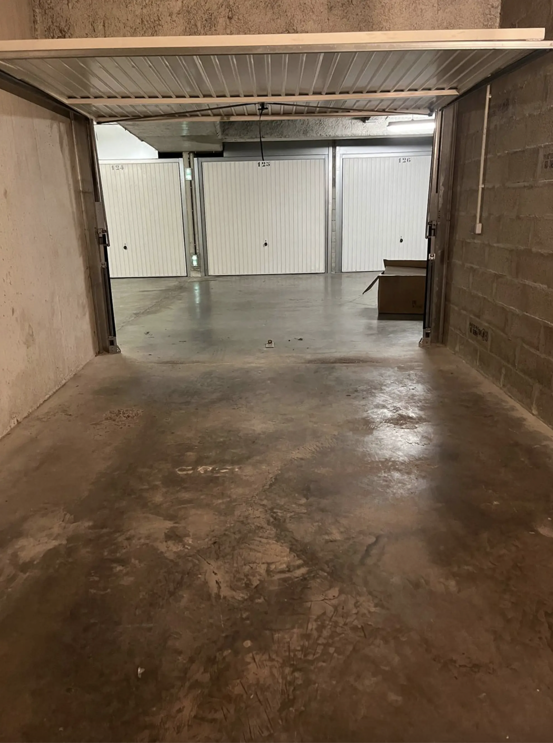 GRAND GARAGE FERMÉ 22M2 SÉCURISÉ