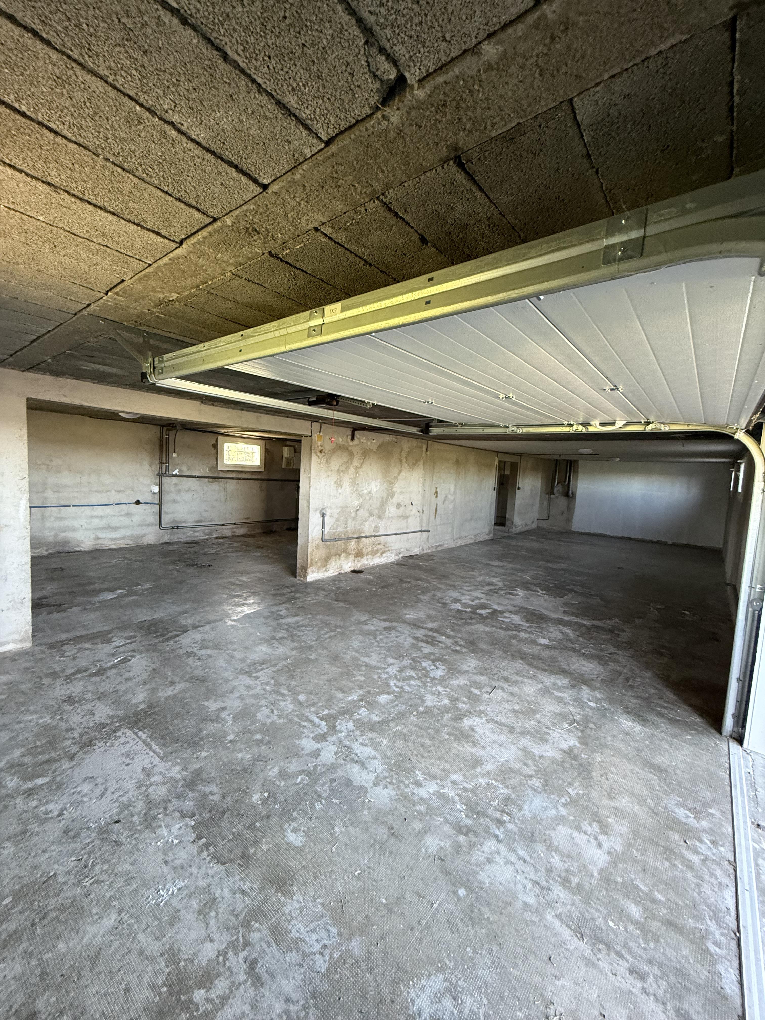 Garage / espace de stockage de 105 m²