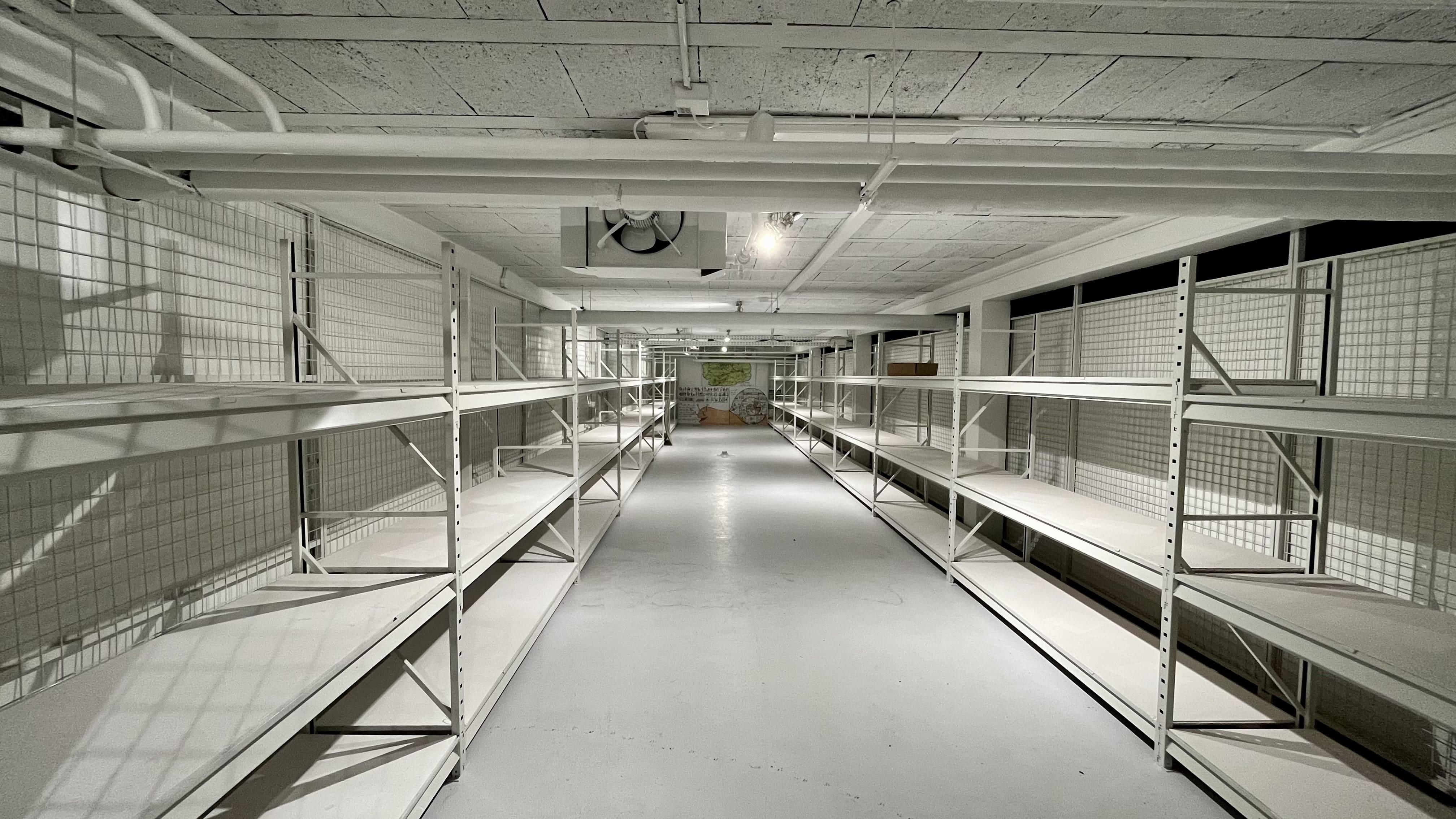 ESPACES DE STOCKAGE / ARCHIVAGE / GARAGES À