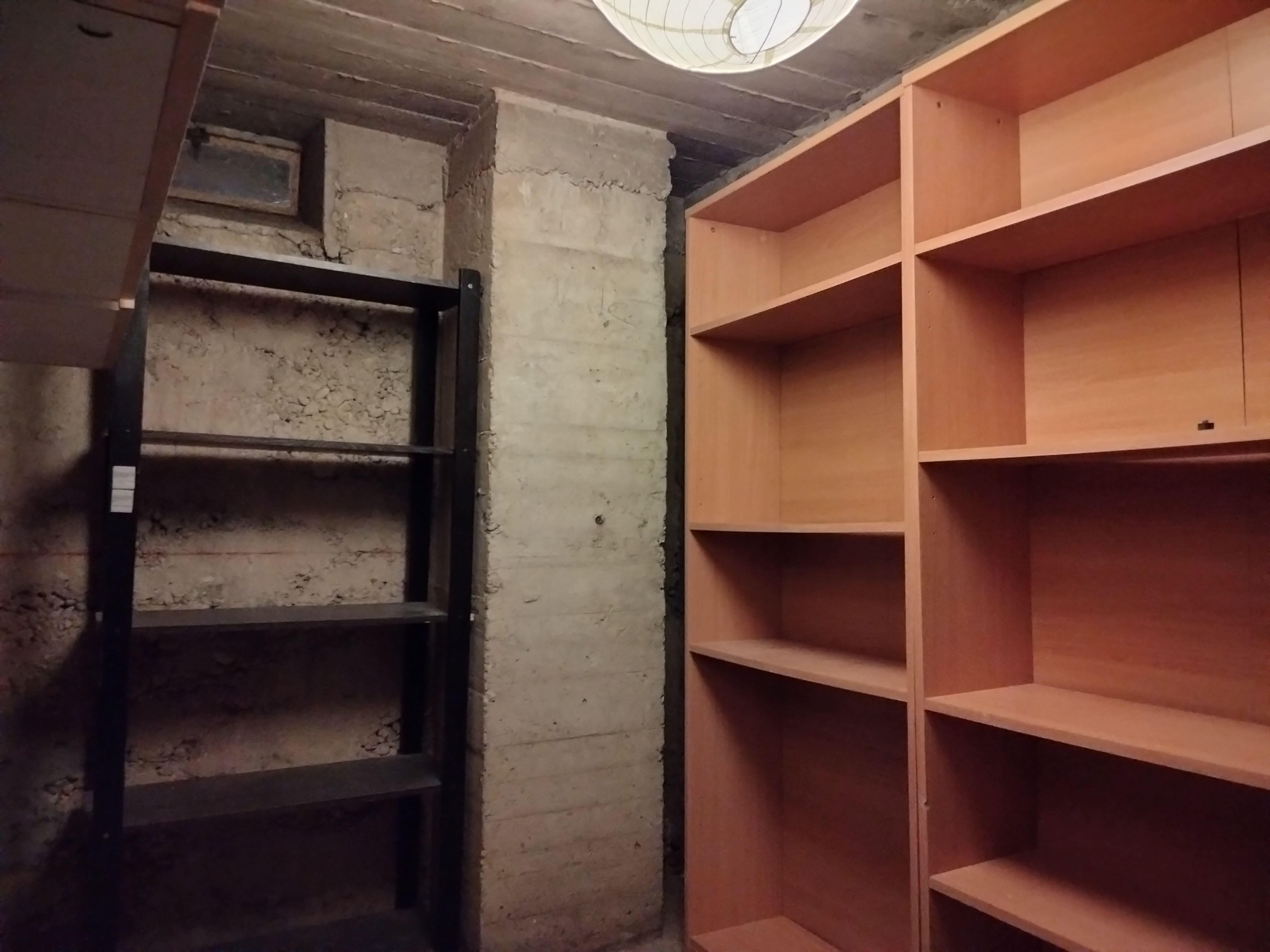 Cave saine et sécurisée à louer, accès pratique