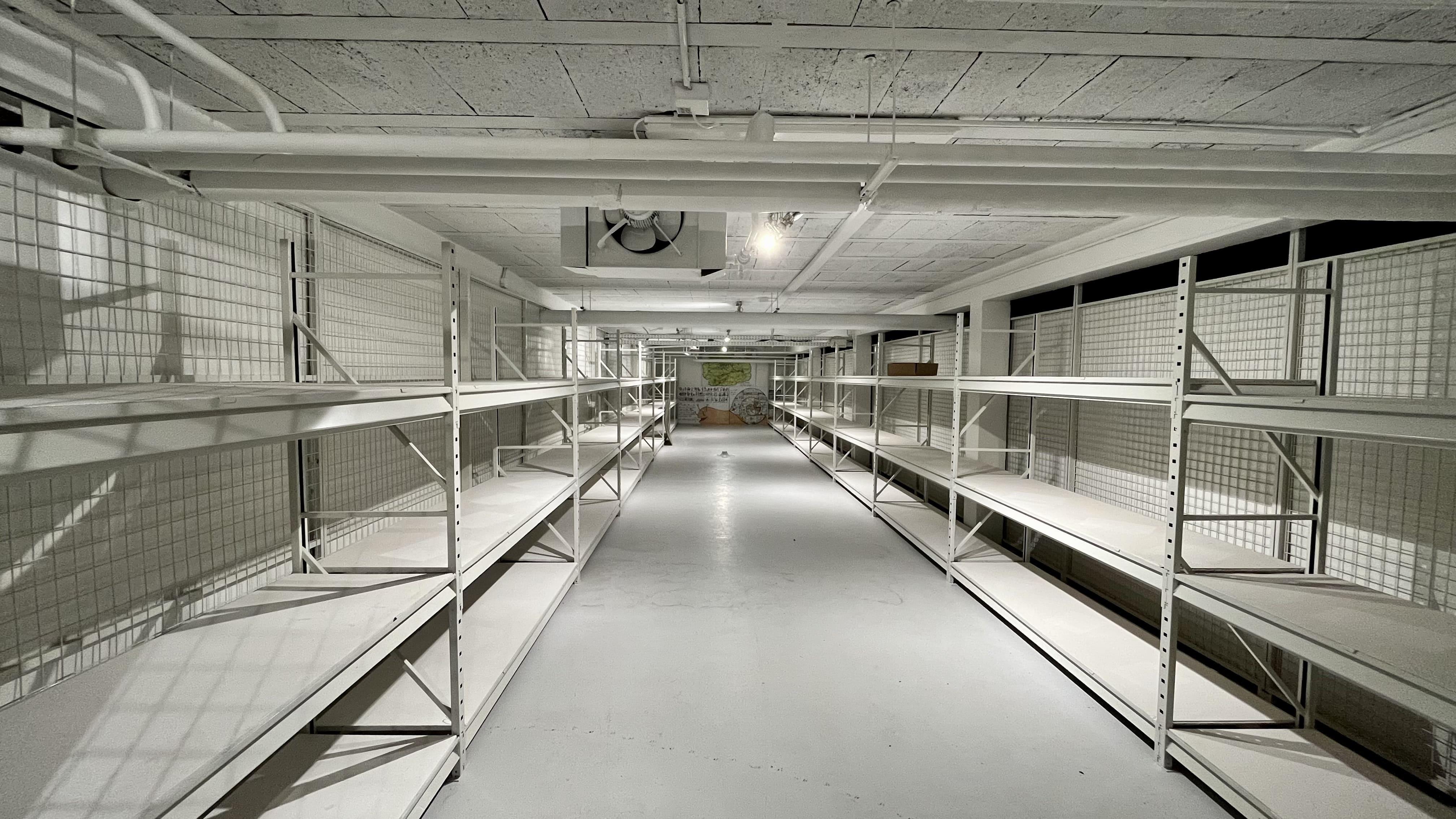 ESPACES DE STOCKAGE / ARCHIVAGE / GARAGES À