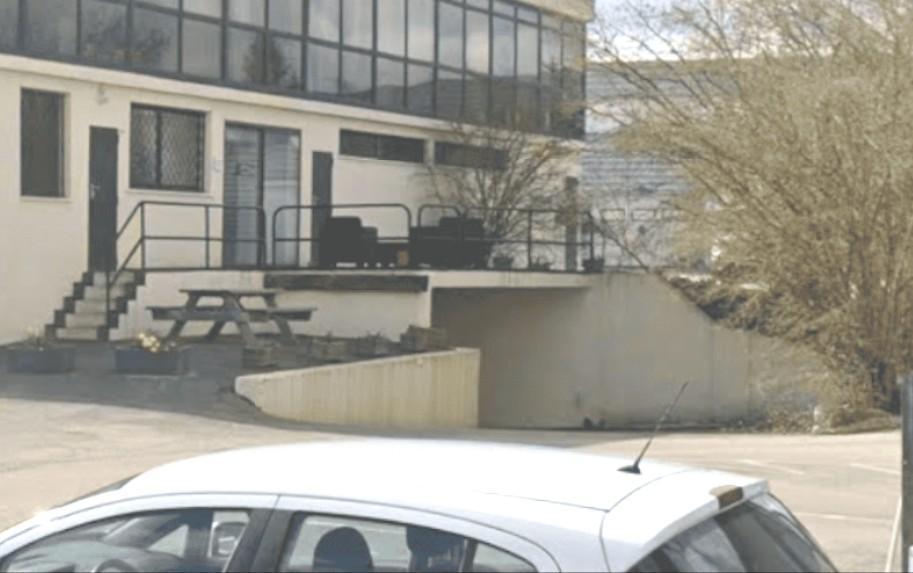 ESPACES DE STOCKAGE / ARCHIVAGE / GARAGES À