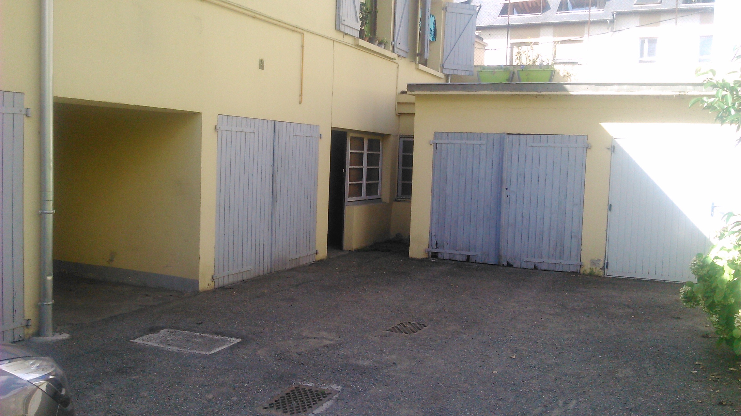Garage accès porte 90.
