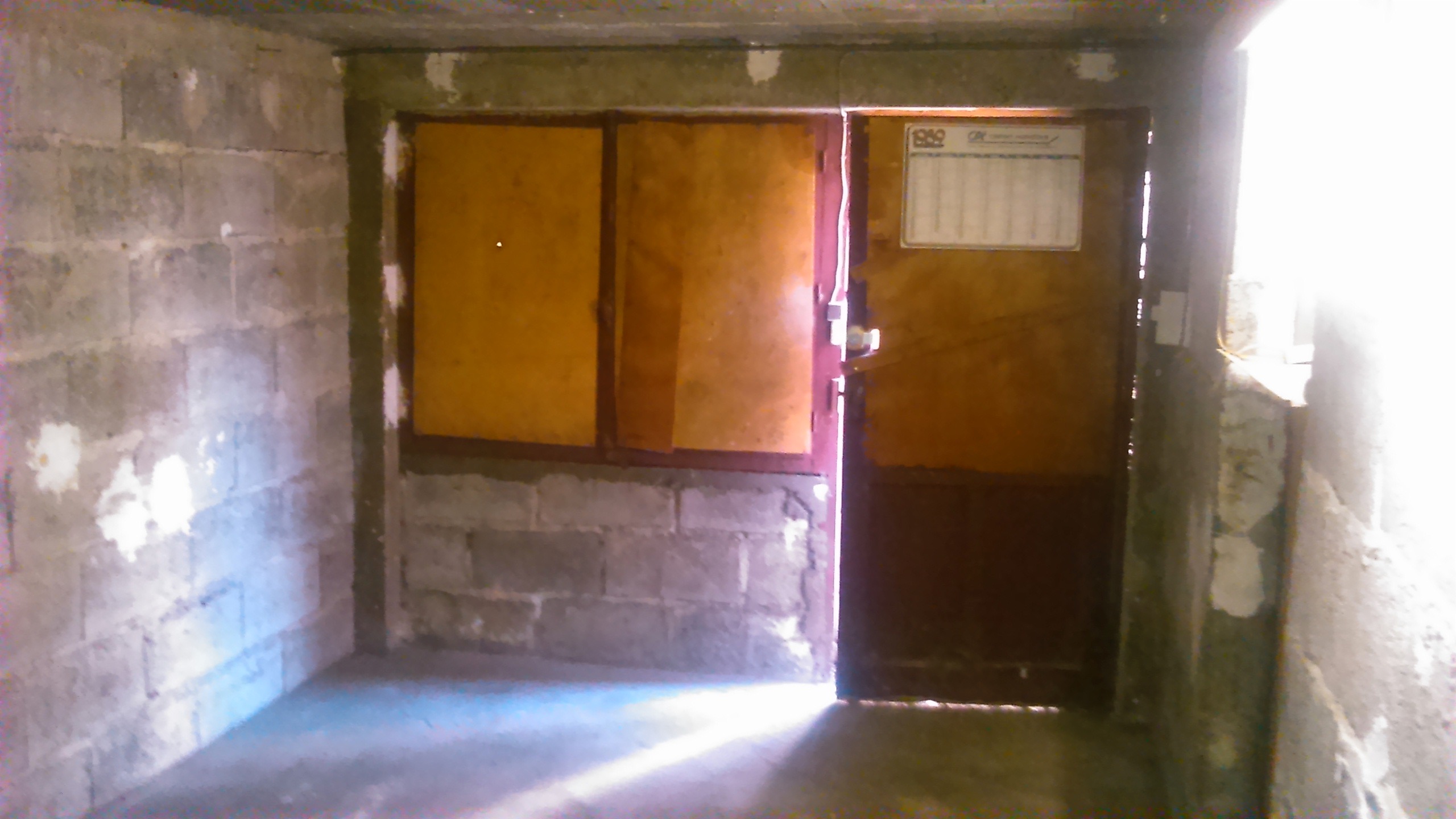 Garage accès porte 90.