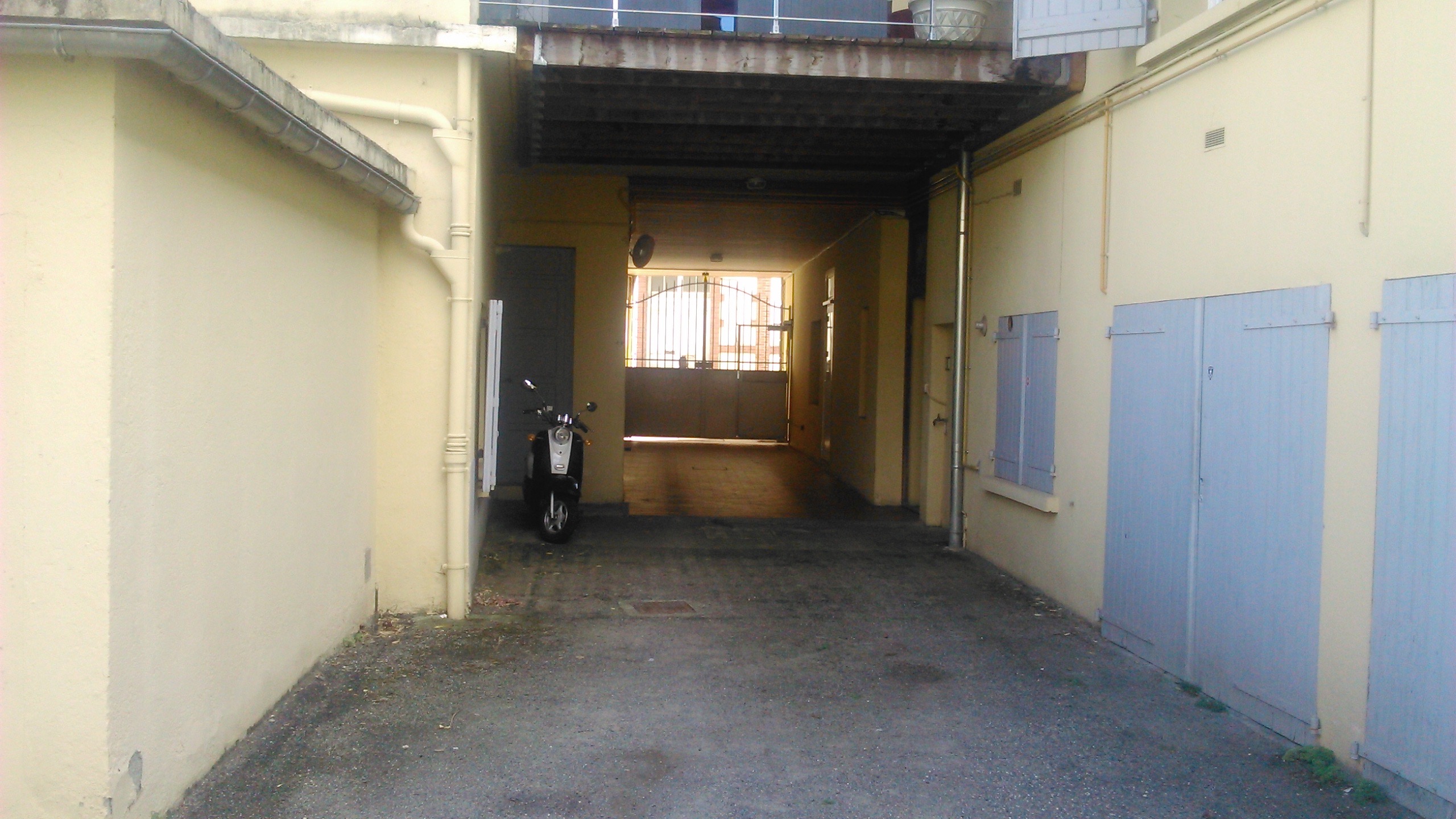 Garage accès porte 90.